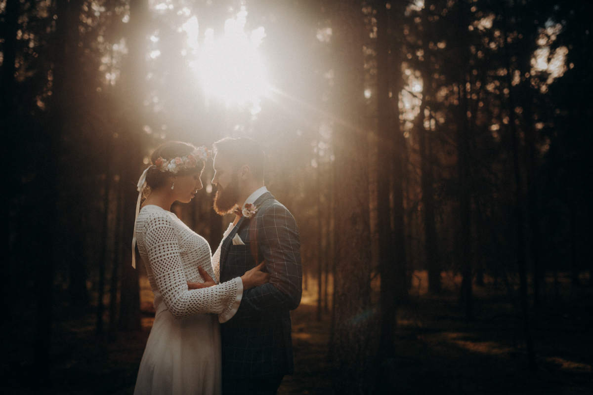 Portret pary młodej. Sesja ślubna Olsztyn las. Fotografia ślubna