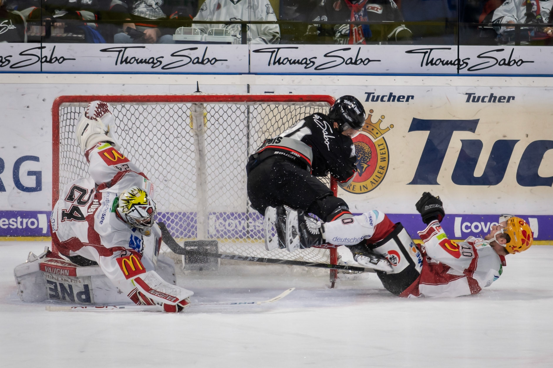 #PhilDupuis Zusammenstoss mit dem #Pfosten letzten Donnerstag gegen die Bremerhavener. Gott sei Dank ist nichts ernsthaftes dabei passiert. Mehr Bilder vom Spiel im Blog (#LinkInBio)