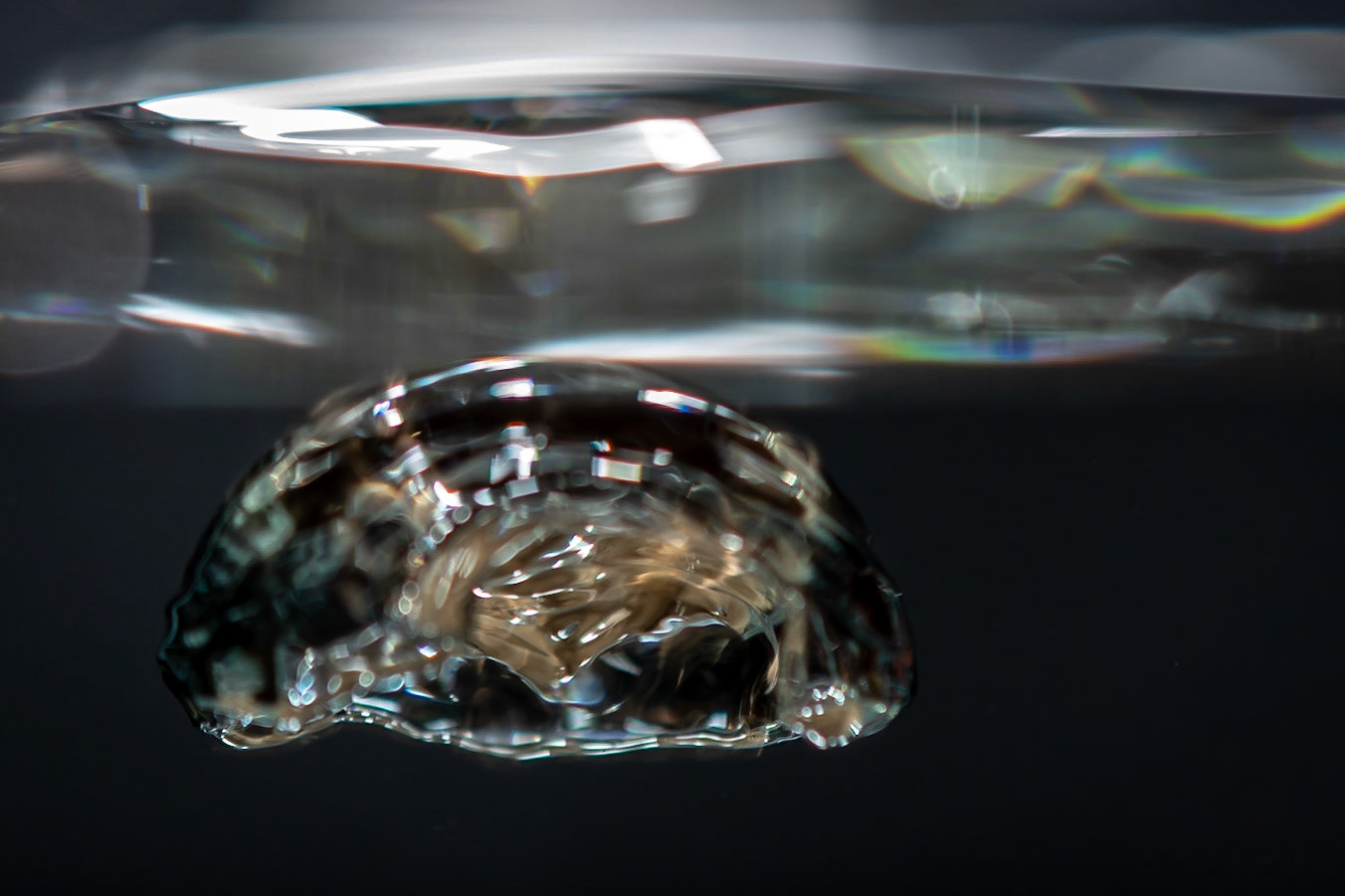 Heute habe ich mich darin versucht eine ins Wasser fallende Münze zu fotografieren - hab mir für solche Geschichten extra ein kleines Aquarium gekauft. Aber das alles andere als einfach... Immerhin habe ich ein paar lustige Luftblasen erwischt.
