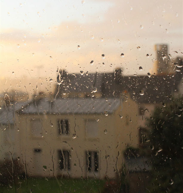 Pluie contre la vitre