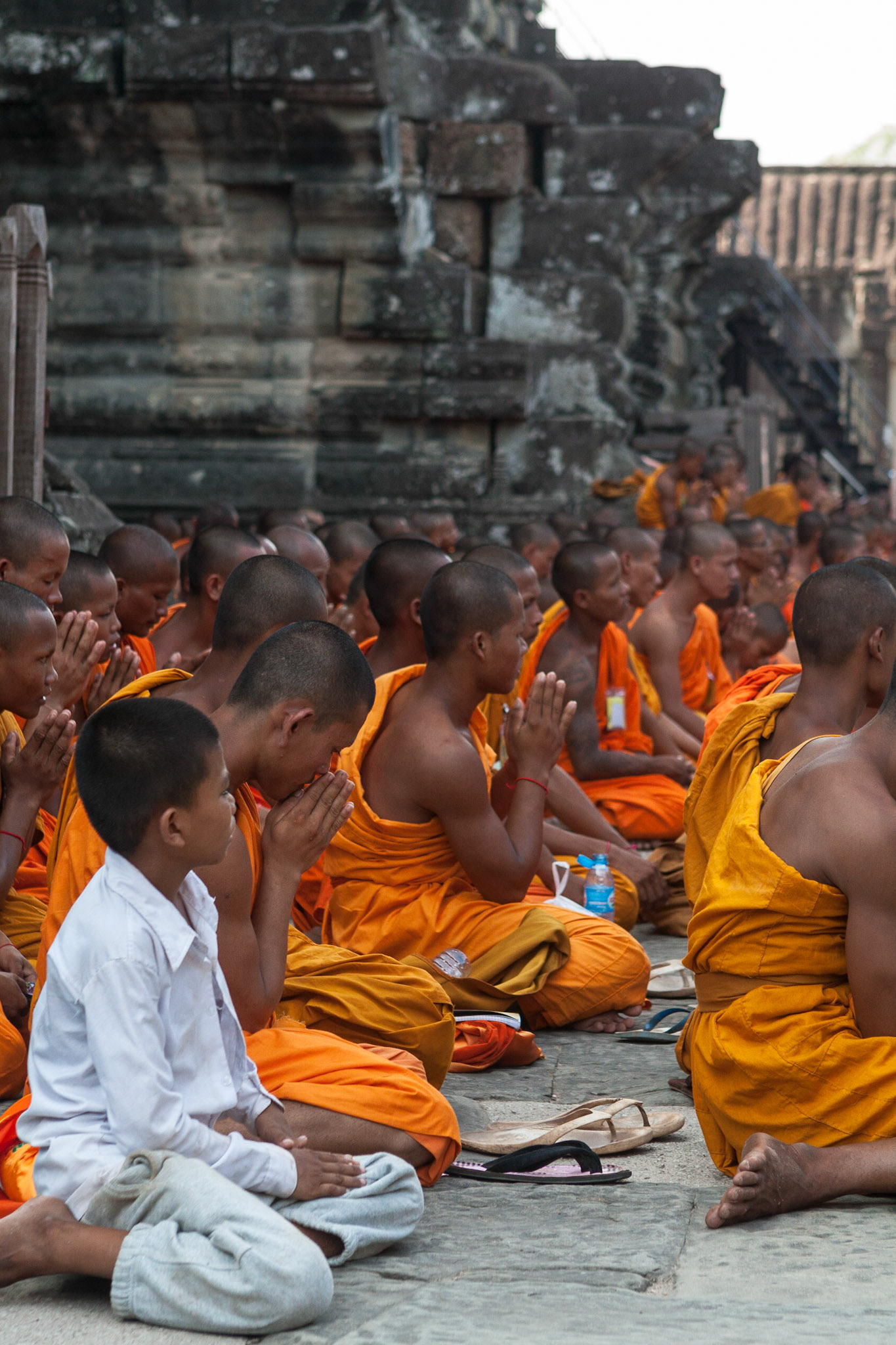 Out of a sudden, there were hundreds of Buddhist monks arriving at Angkor Wat. Soon they started conducting a religious ceremony inside the upper level of the temple