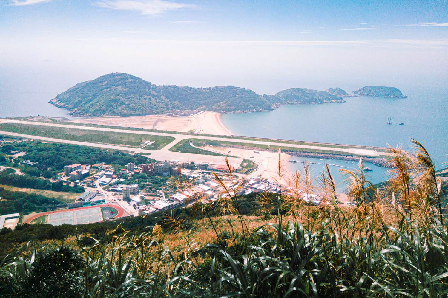 北竿鄉璧山山頂觀景平台。觀景平台上能清楚看到北竿島北方的大部分景色,如這張照篇中的最遠處是螺蚌山,接著依序是北竿機場、塘岐村以及運動場,最靠近畫面下方的則是我們所在的壁山山頂