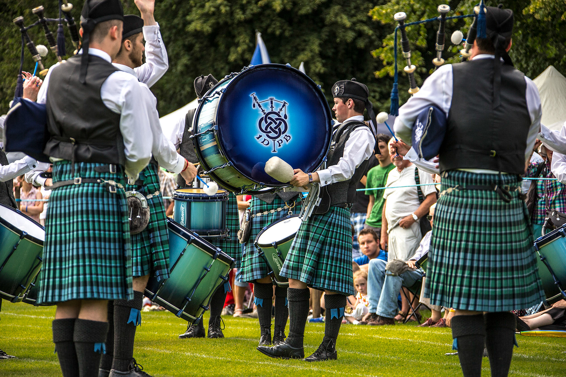 Scotland includes. Хайленд Шотландия. Шотландия килт школа. Гэлы Шотландия. Хайлэндс Шотландия.