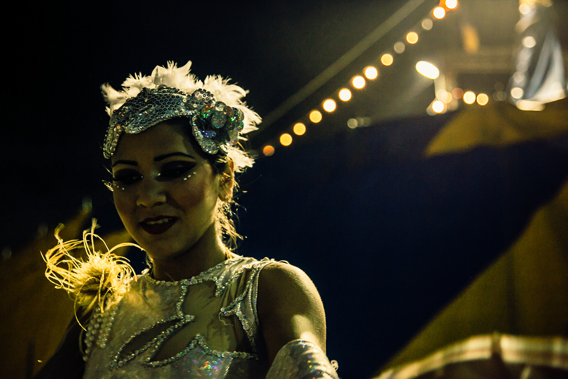 one of the girld from the dancing crew joined the circus shortly ago, she won't keep travelling with it since she has a daughter. but while the circus is in the city she has a job. Caracas 2015