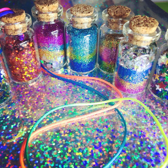 https://www.elo7.com.br/colar-de-glitter-mix-felicidade/dp/117EA15
