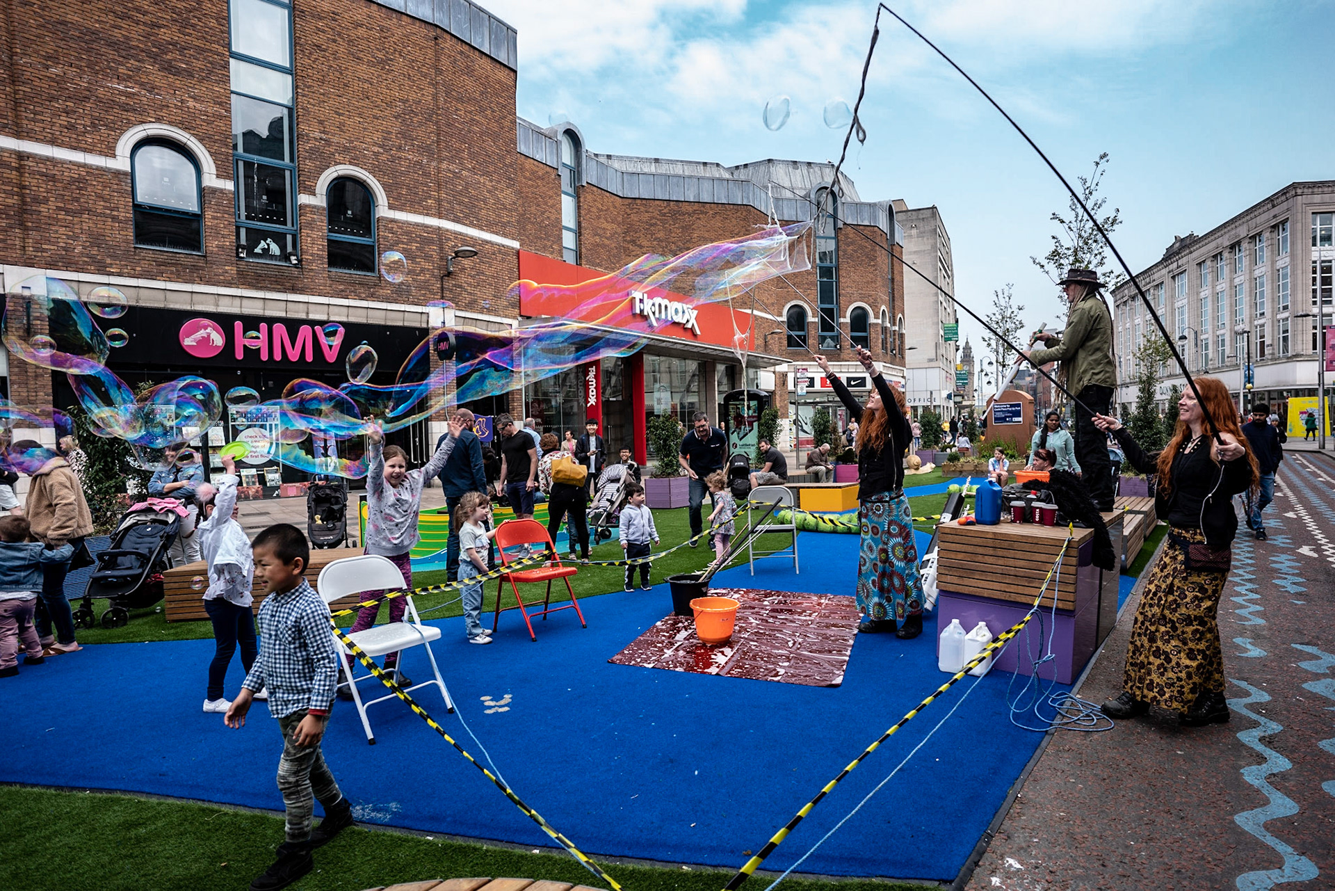 Street entertainment in Belfast - great bubbles