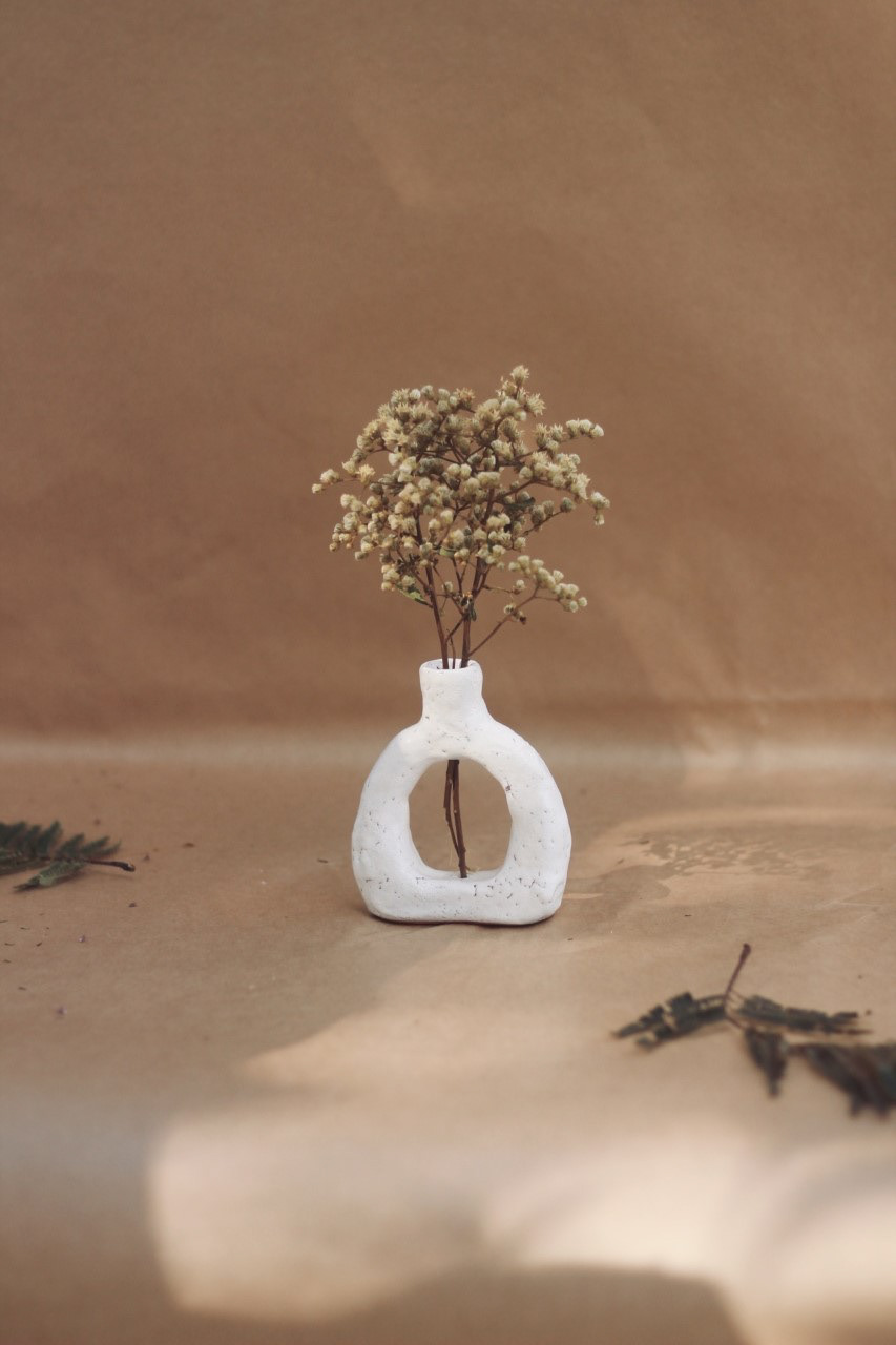 Vaso moderno, não armazena água, feito para plantas secas. Queimado em baixa temperatura. 