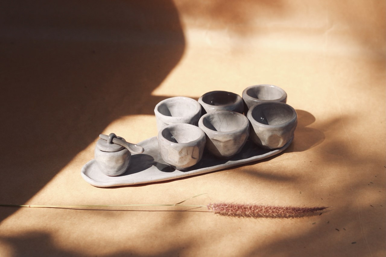 Conjunto para café, contendo 6 xicaras, um potinho para açúcar e uma bandeja. Queimado em baixa temperatura (1000 graus celsius), este conjunto fica perfeito para servir em uma reunião com poucas pessoas.