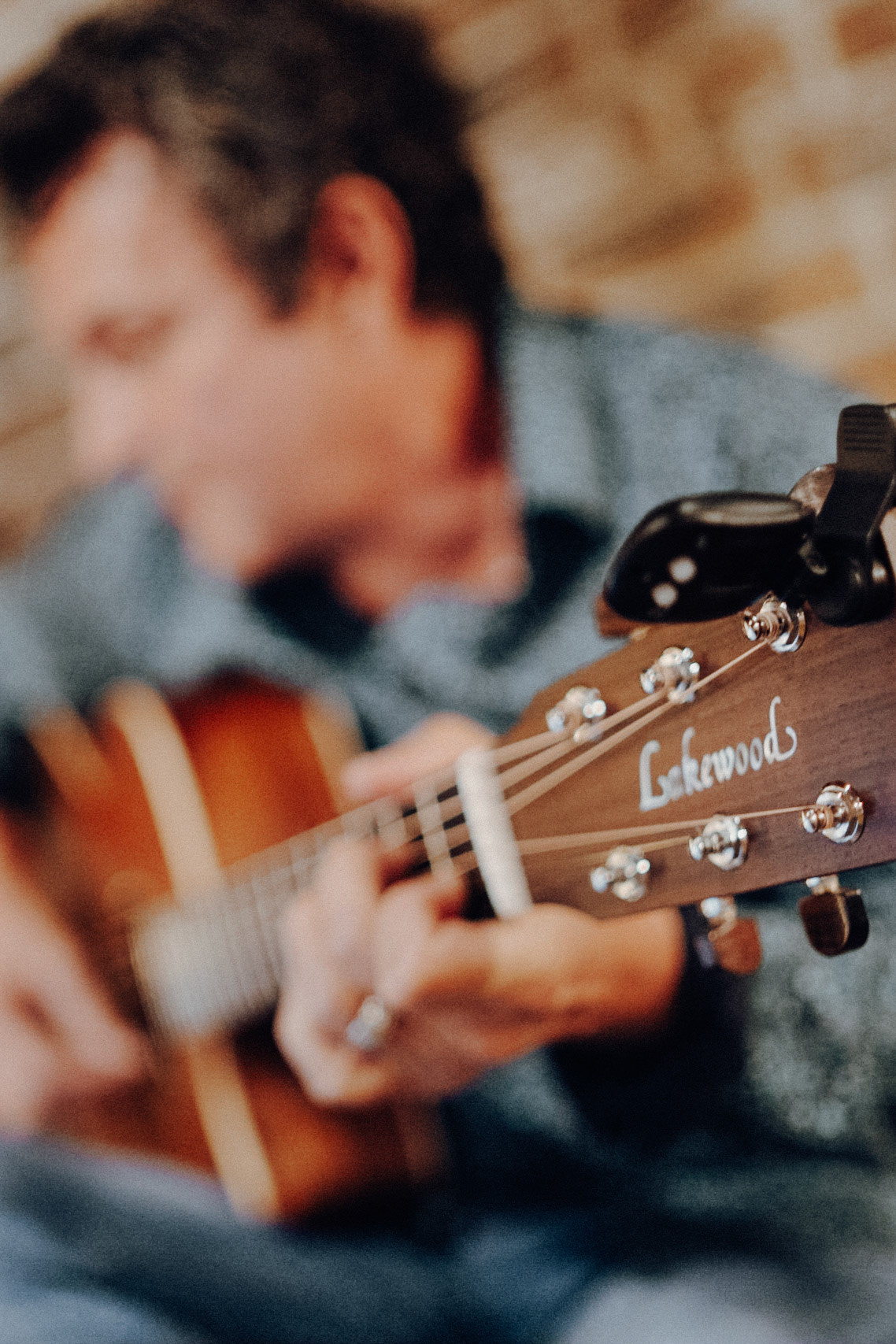 Akustikgitarre wird gespielt