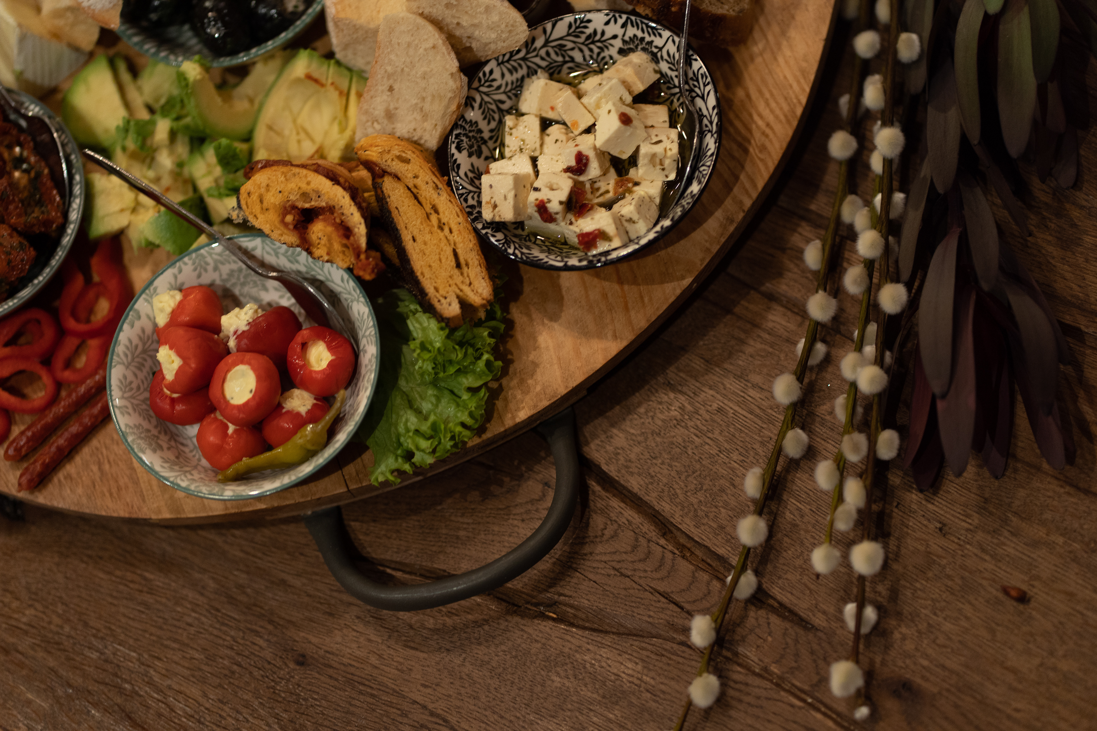 Brotzeit mit Käse und Paprika