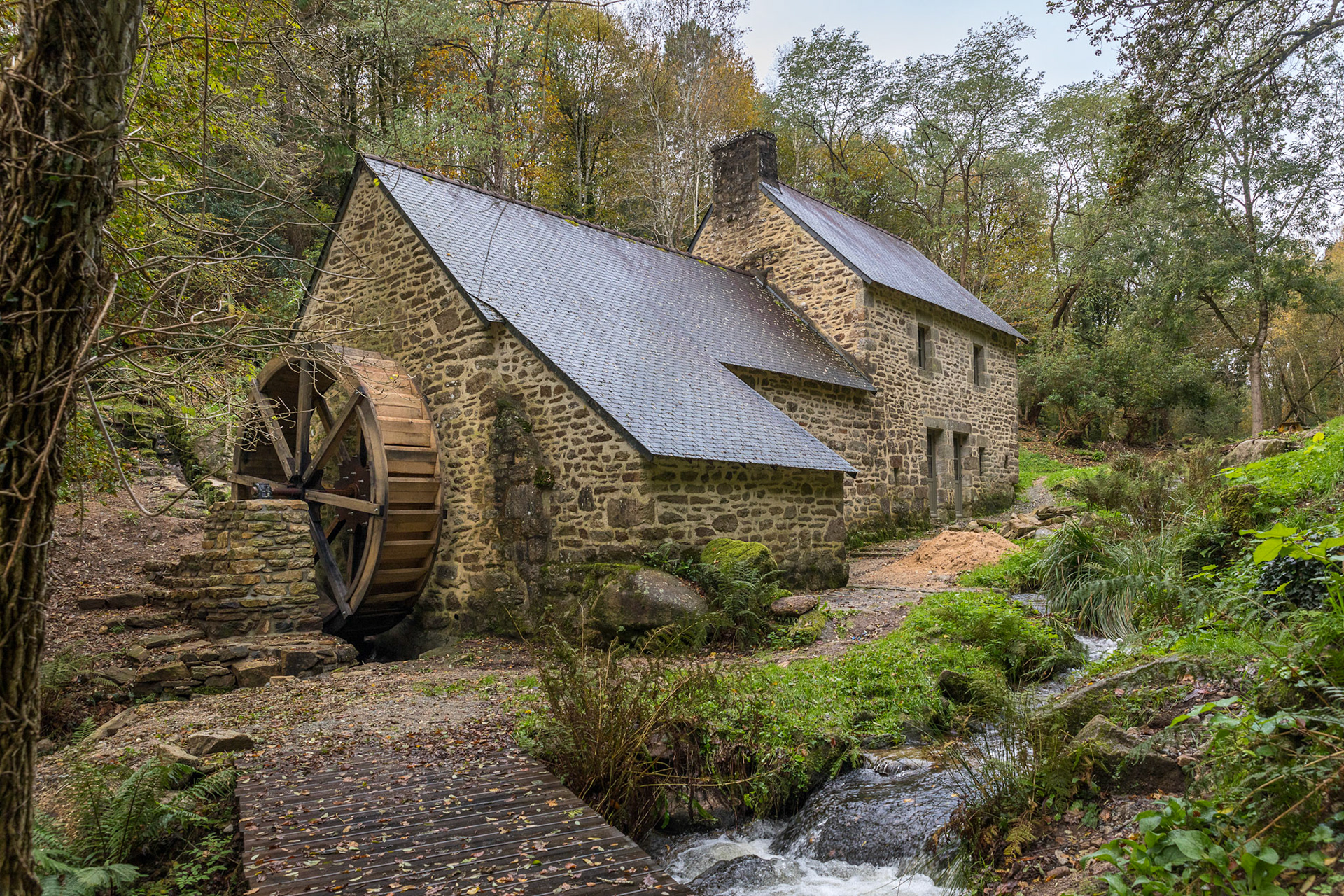 Le moulin de Rossulien et sa roue récemment restaurés.