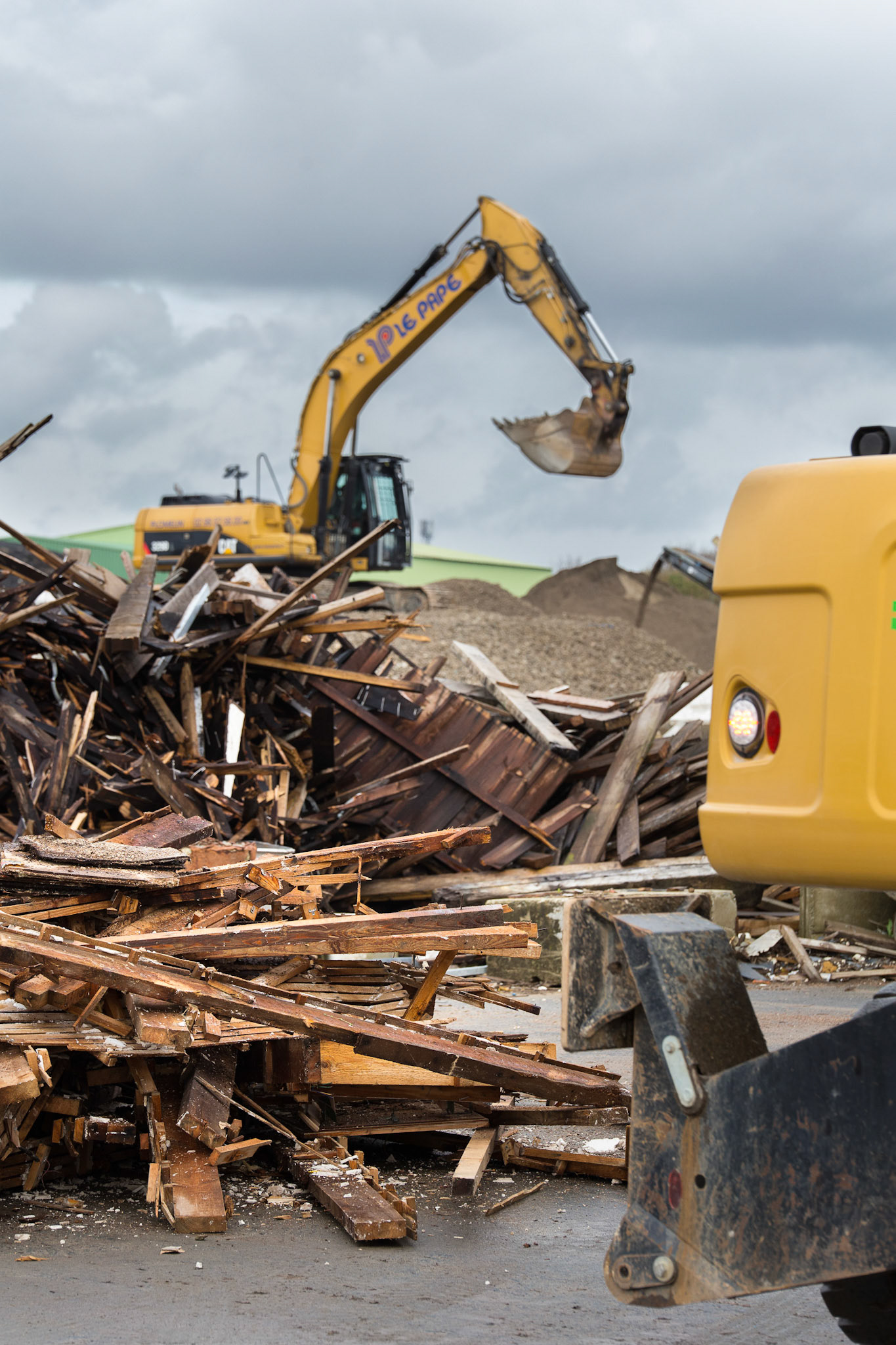Le site de Le Pape Environnement accueille tout type de déchets de construction. Des pelleteuses et buldozers trient les différents matériaux : bois, béton, plâtre, isolant, etc.