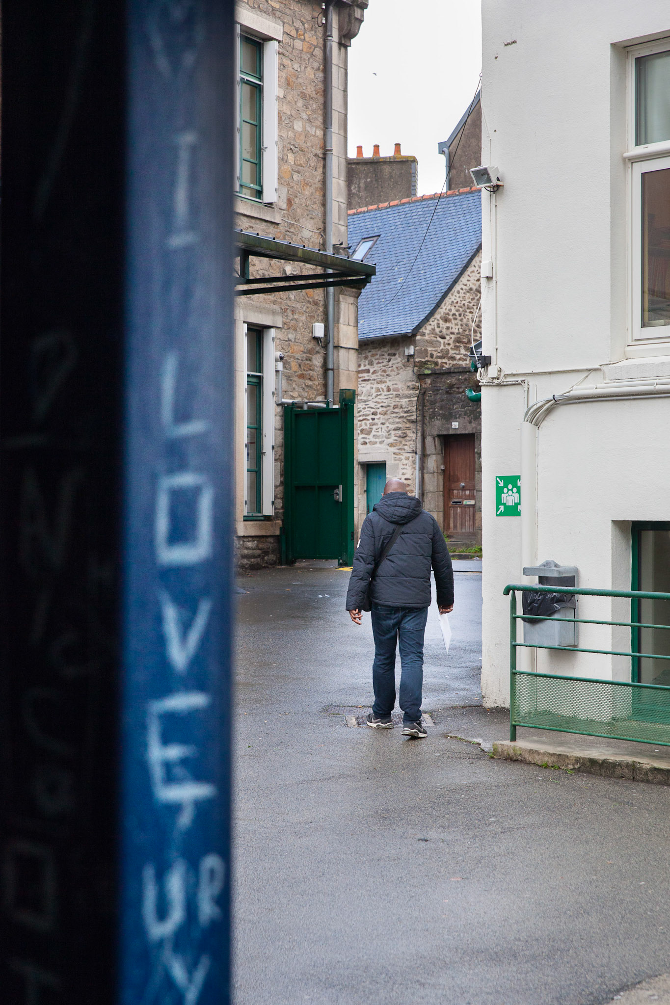 Vas-et-vient de démunis dans la cour du CCAS.