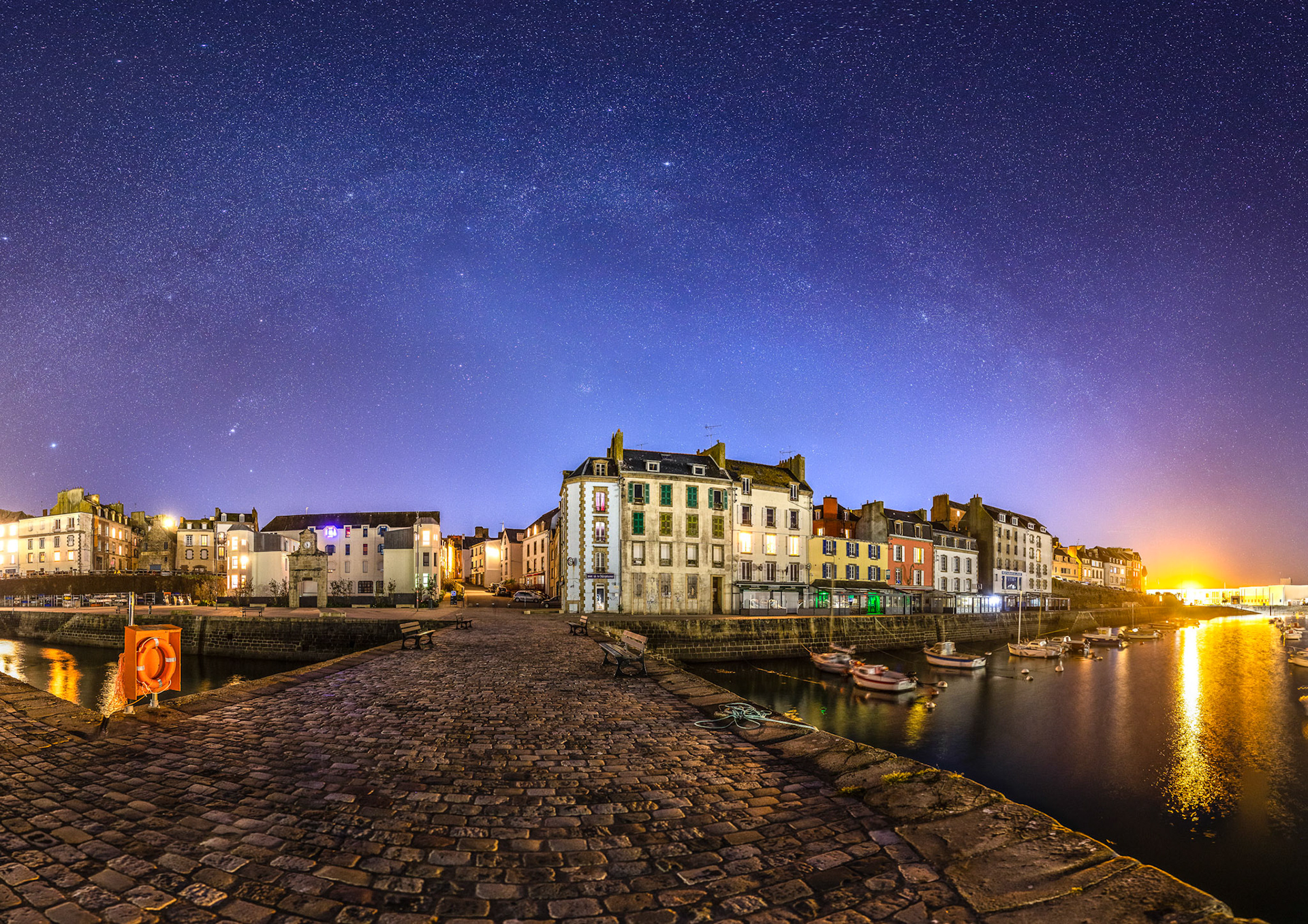 La nuit tombe sur le Port du Rosmeur à Douarnenez