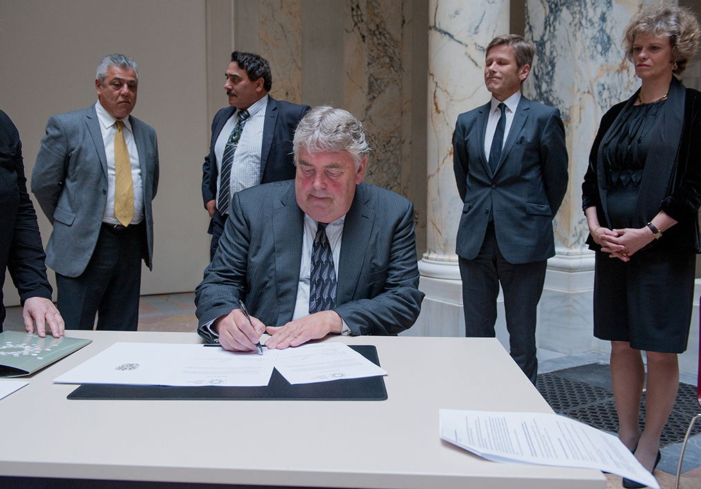Signing of the repatriation documents by the former director of the Vienna World Museum Steven Engelsman. Photo: KHM Museum Association