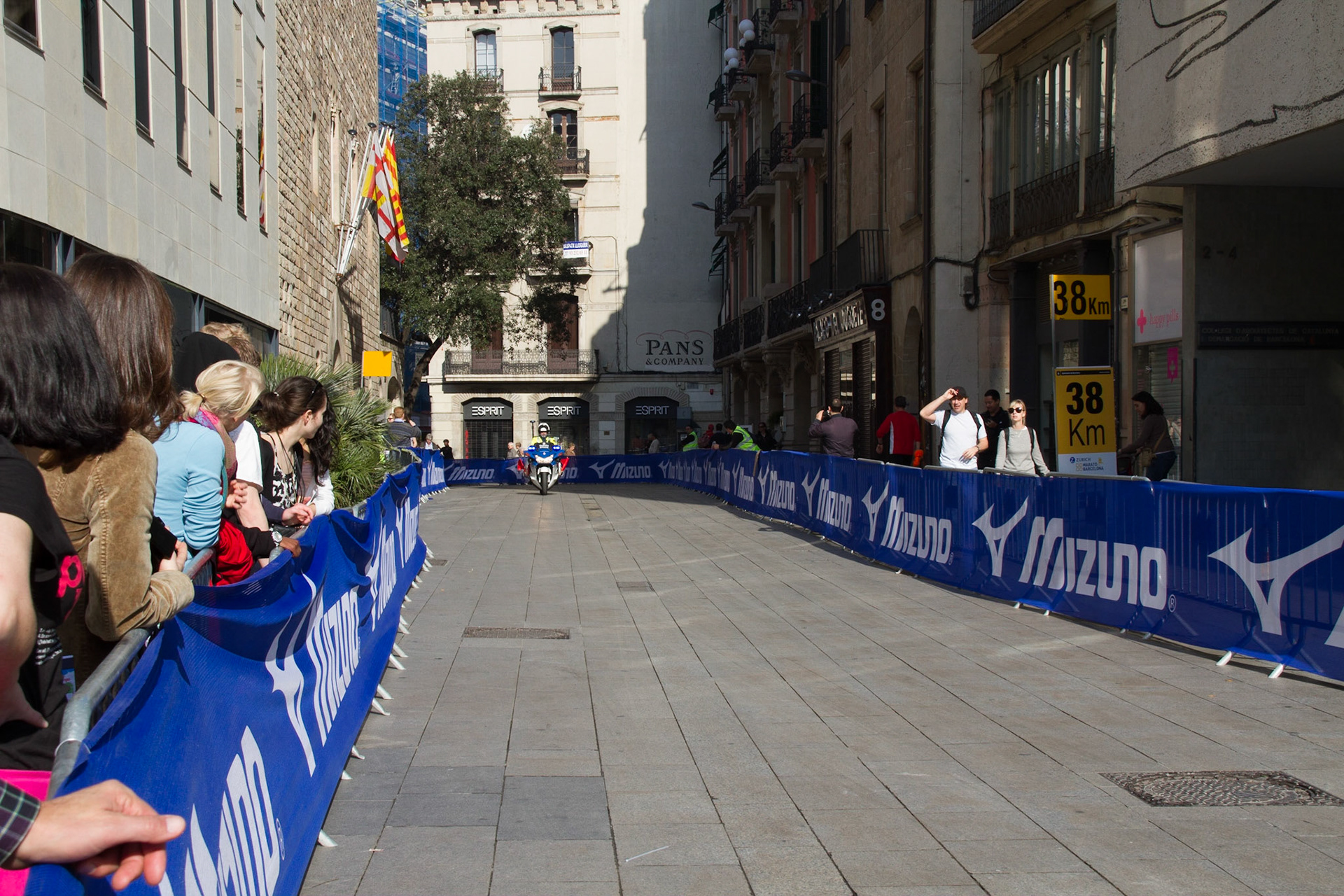 Barcelona marathon, by cathedral