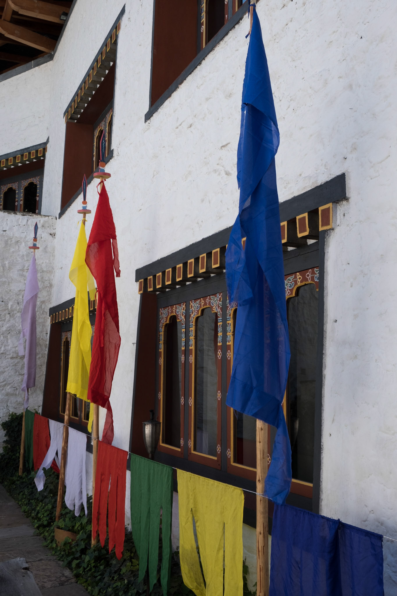 Flags in the courtyard, Uma Paro