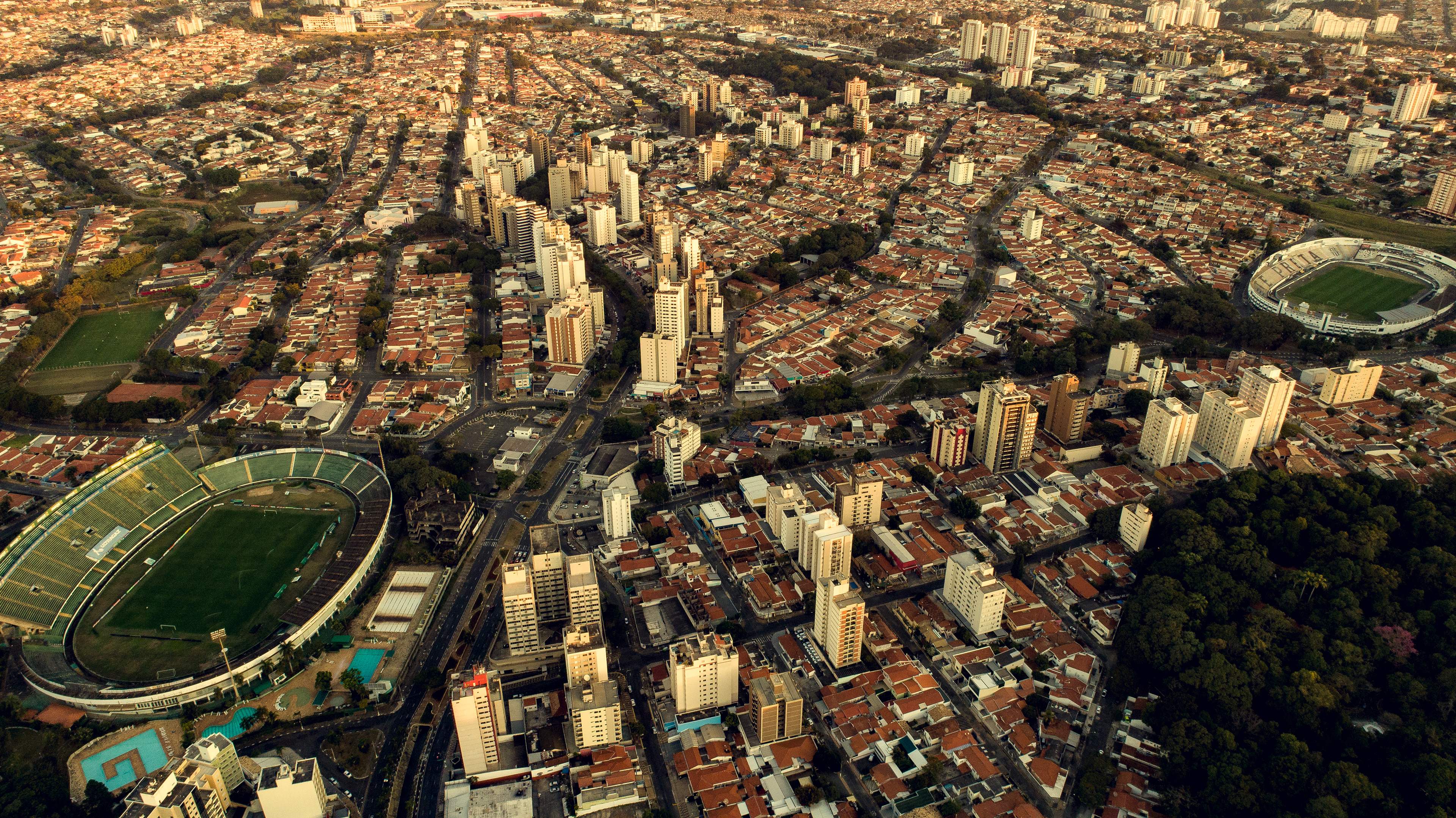 foto aérea de campinas, onde esta fotografado a esquerda o Campo do Guarani FC e a direita o ESTADIO da Ponte Preta