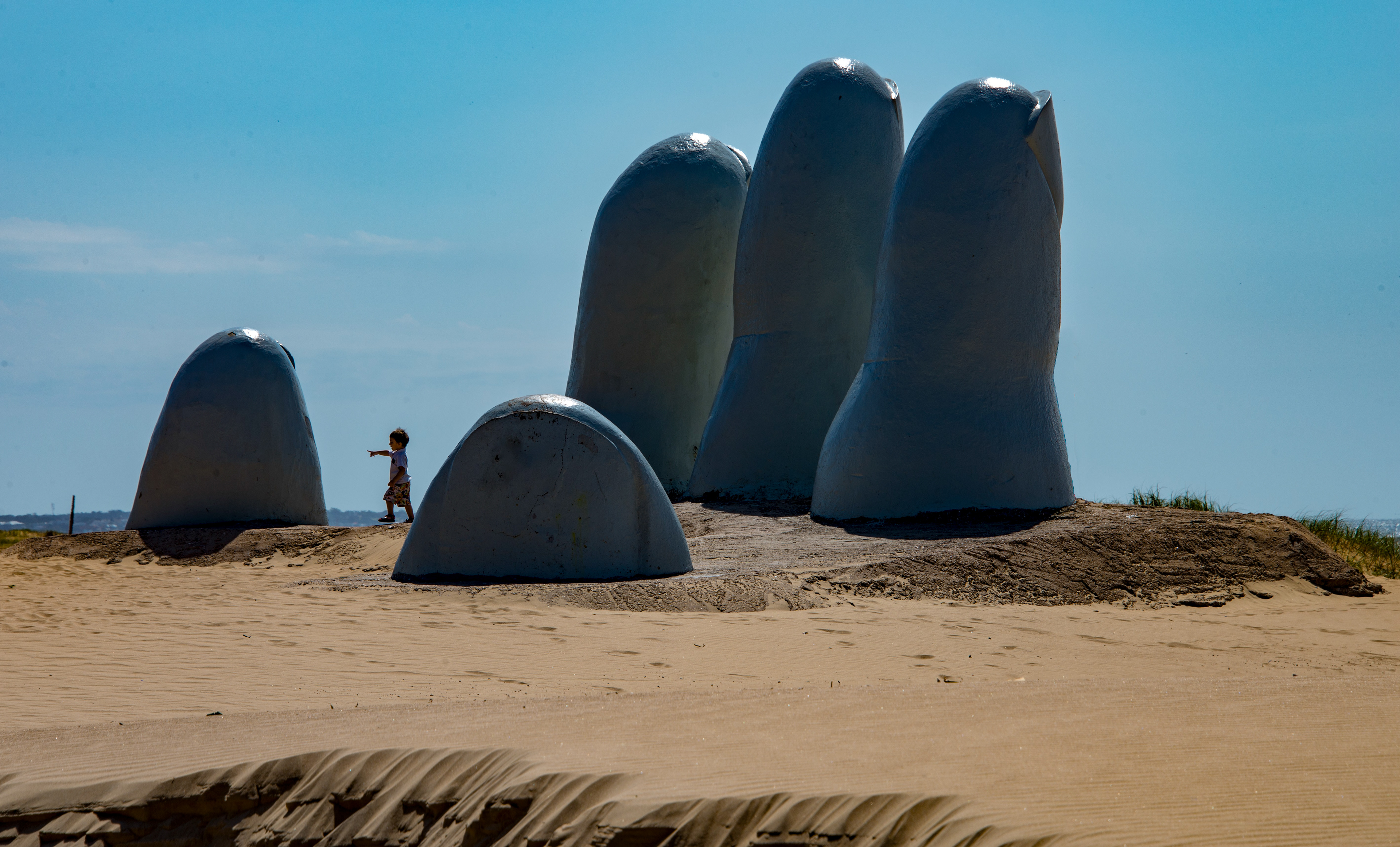 La Mano. Punta del Este, Uruguay. ©2017, Corey Sandler