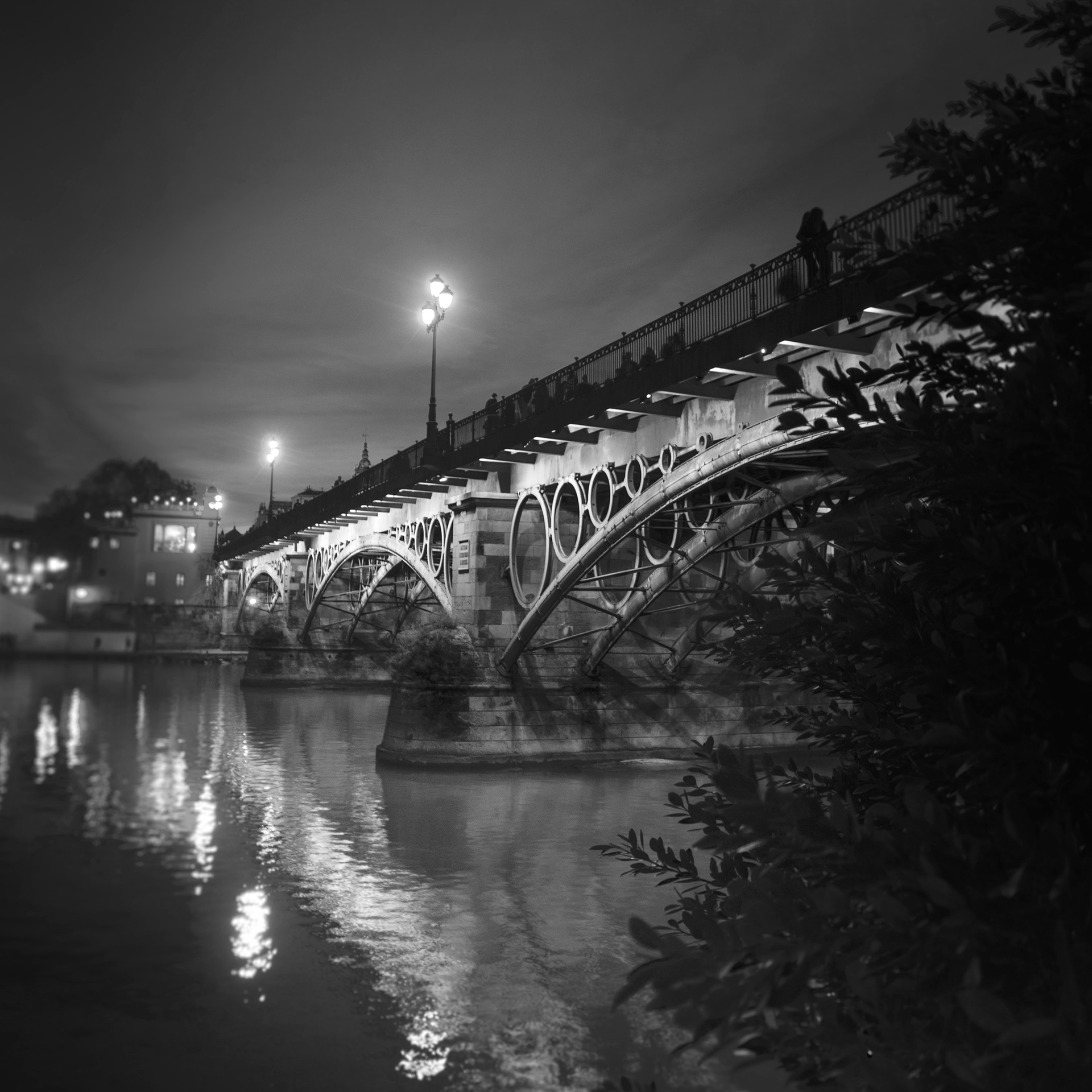 Puente de Isabel II iluminado.