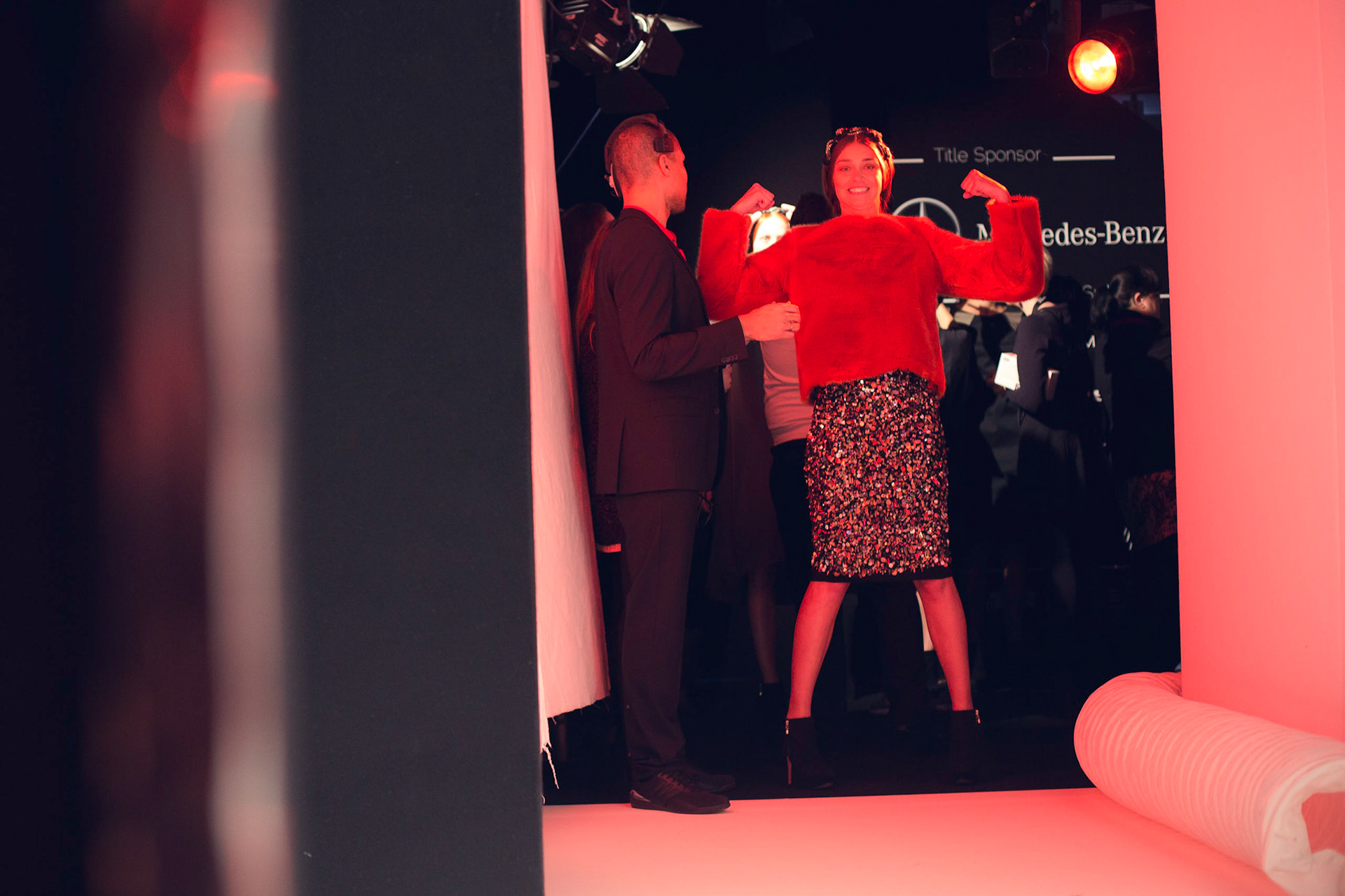 Für Maybelline hat Borris Burba den Aufwand hinter der Fashion Week in Berlin fotografisch fesgehalten. Als offizieller Backstage Fotograf stand er Boris Entrup stets zur Seite, um seine Arbeit zu dokumentieren, aber auch Skuriles und Schönes hat er vor seiner Linse inszeniert.