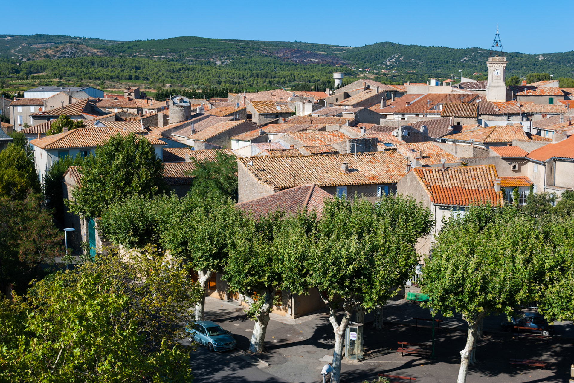Blick vom Kirchturm über die Dächer von Siran.
