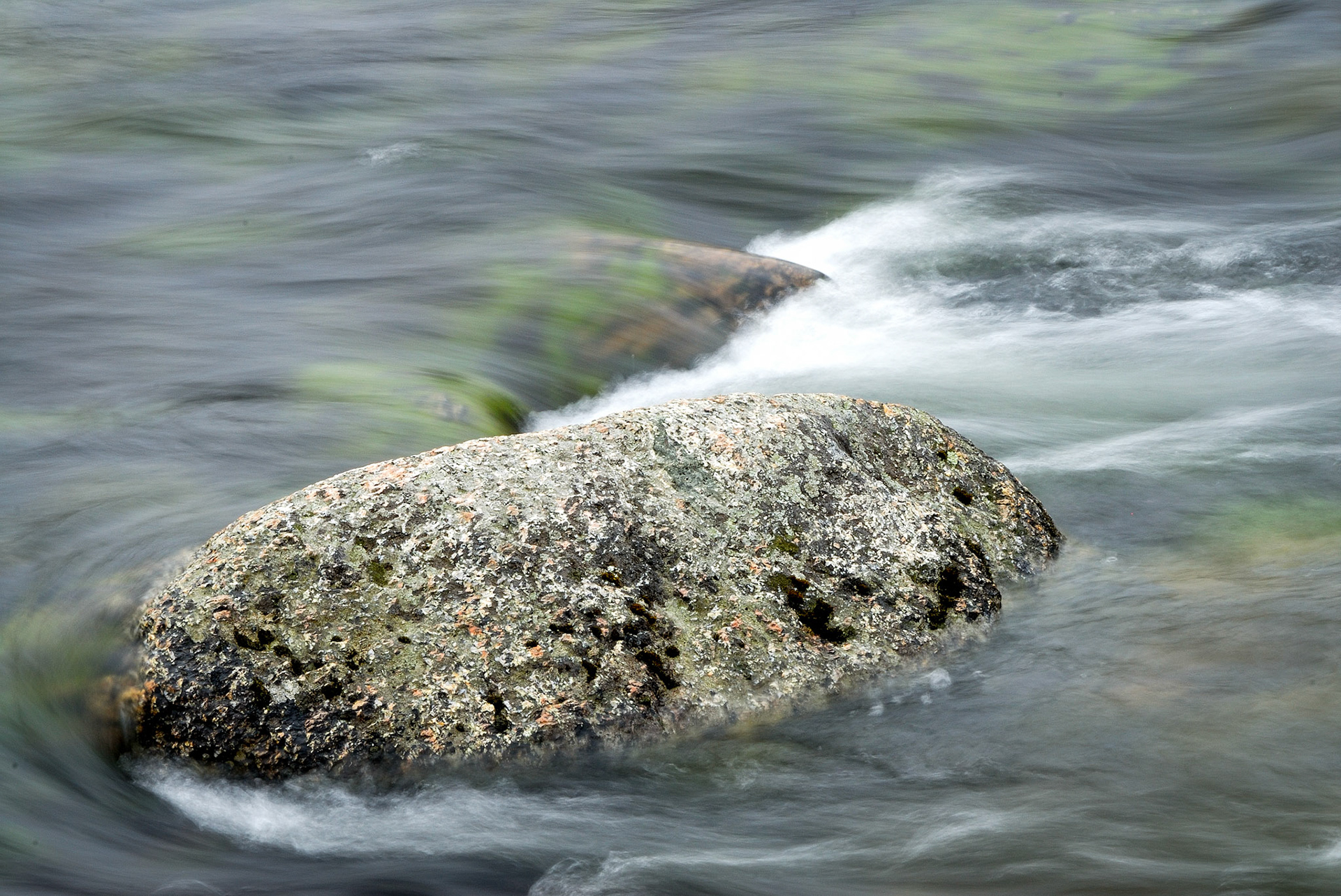 Sten i Grövlan. Vattendrag ut från Grövelsjön