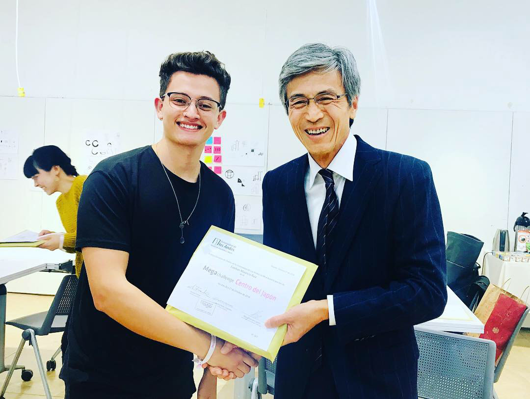 The Ambassador of Japan to Colombia, Keiichiro Morishita, handing over the certificates