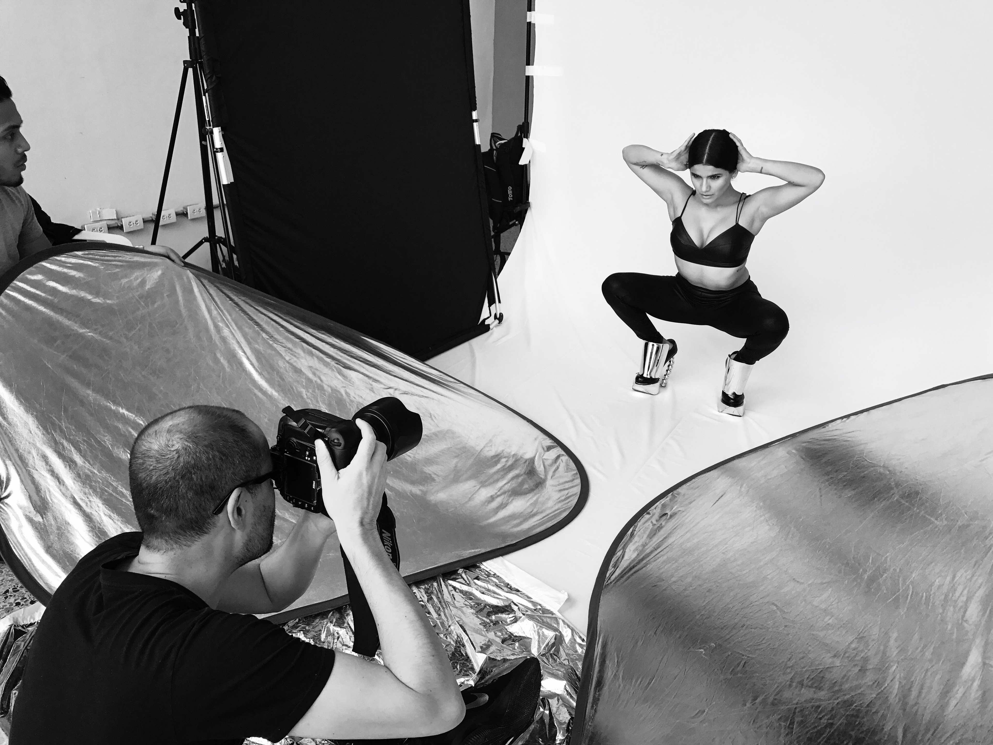 Behind the scenes wit photographer Ricardo Pinzon y Pop Star Martina La Peligrosa