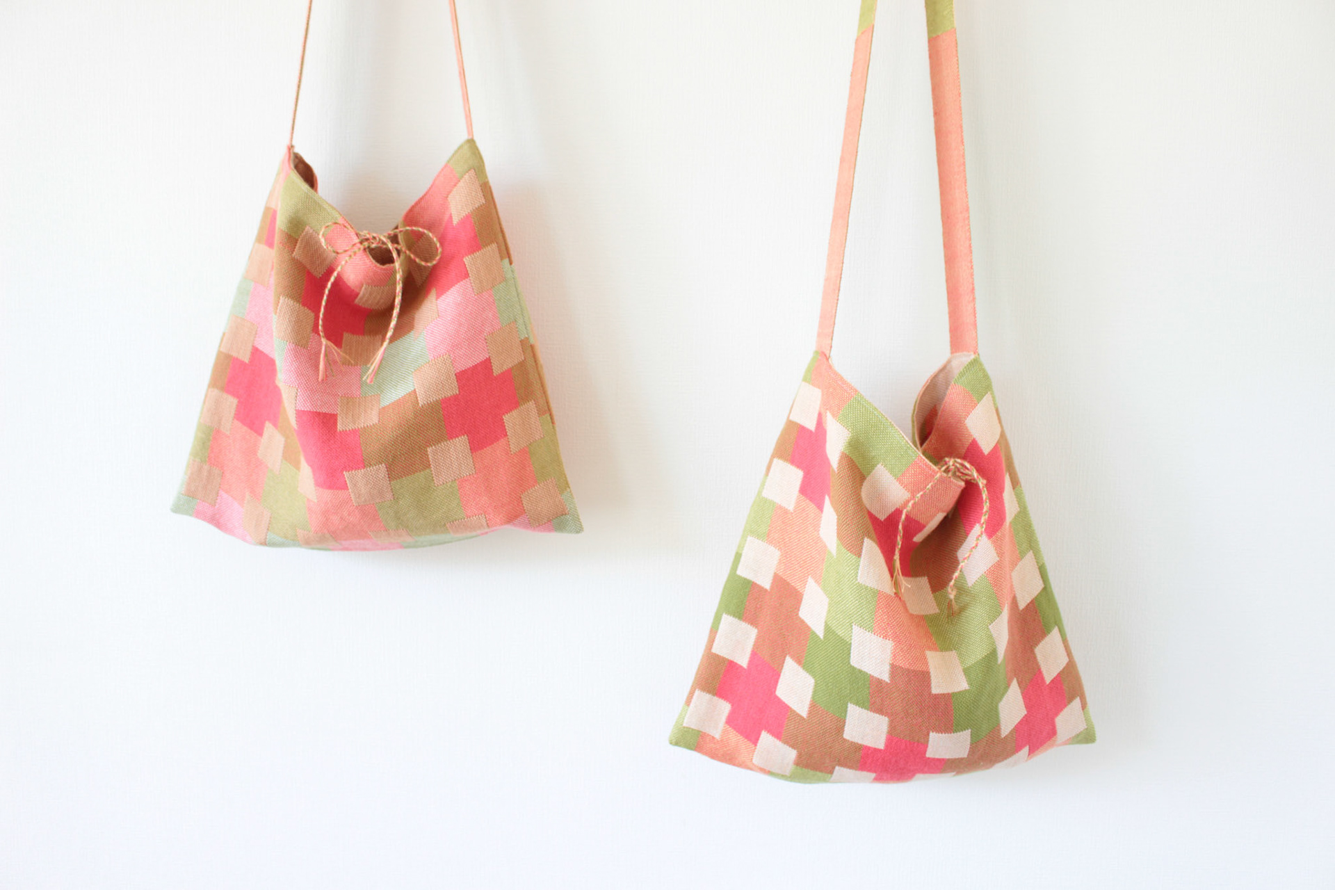 "Rutig" H.F Väv 2017 <Linen bag> リバーシブルショルダーバッグ material: Linen size: 37×34cm design, fabrication: Hanako Fujino / H.F Väv