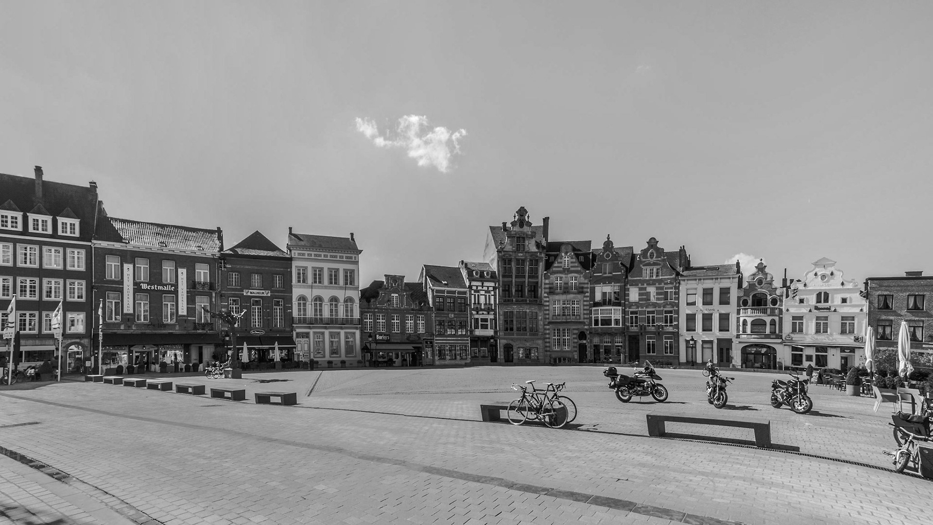 Wide angle view of the Grote Markt in Dendermonde