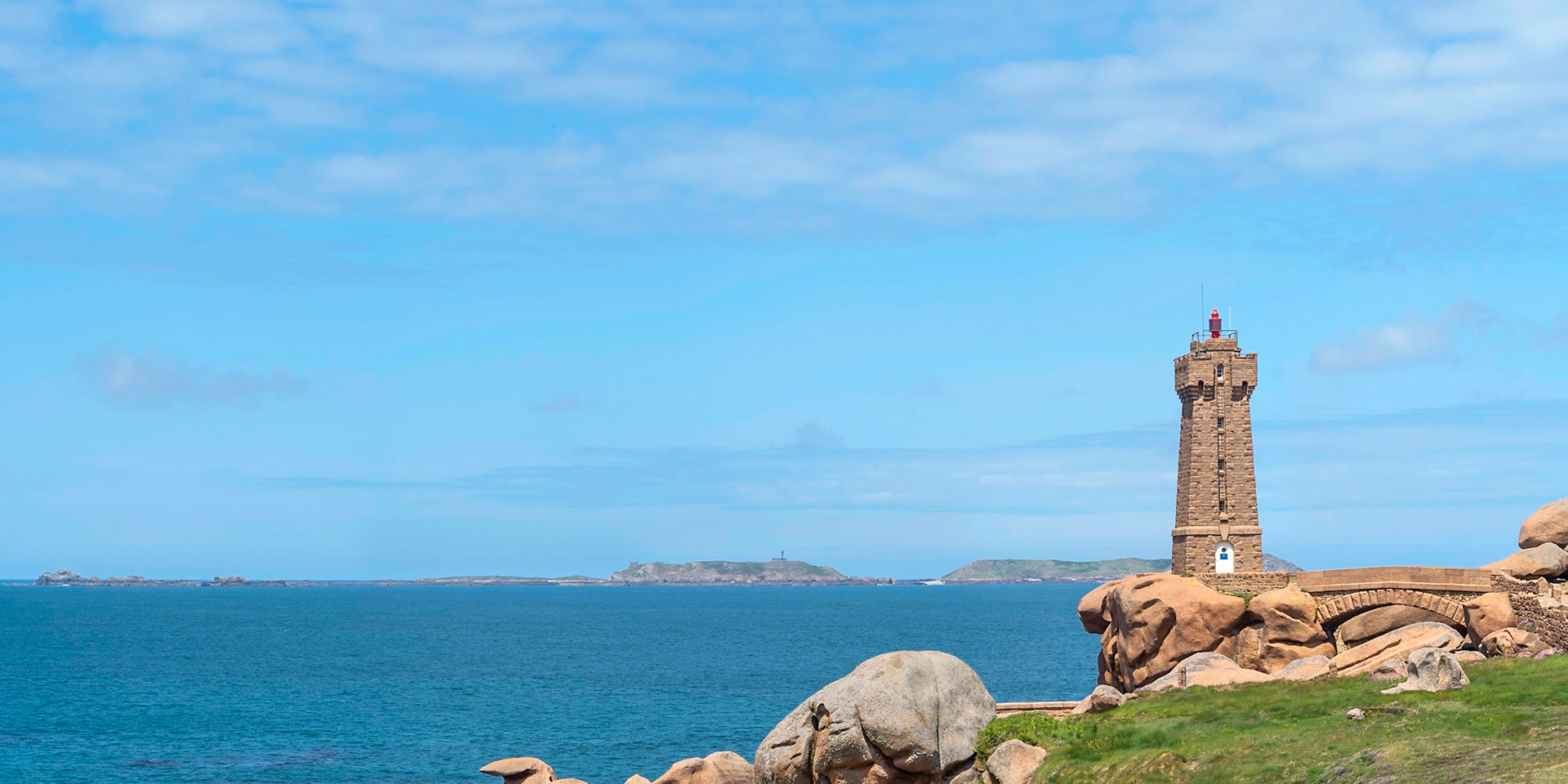 Panoramic view on the Mean Ruz lighthouse with the Ile Plate, Ile aux Moines and Ile Bono islands in the background.