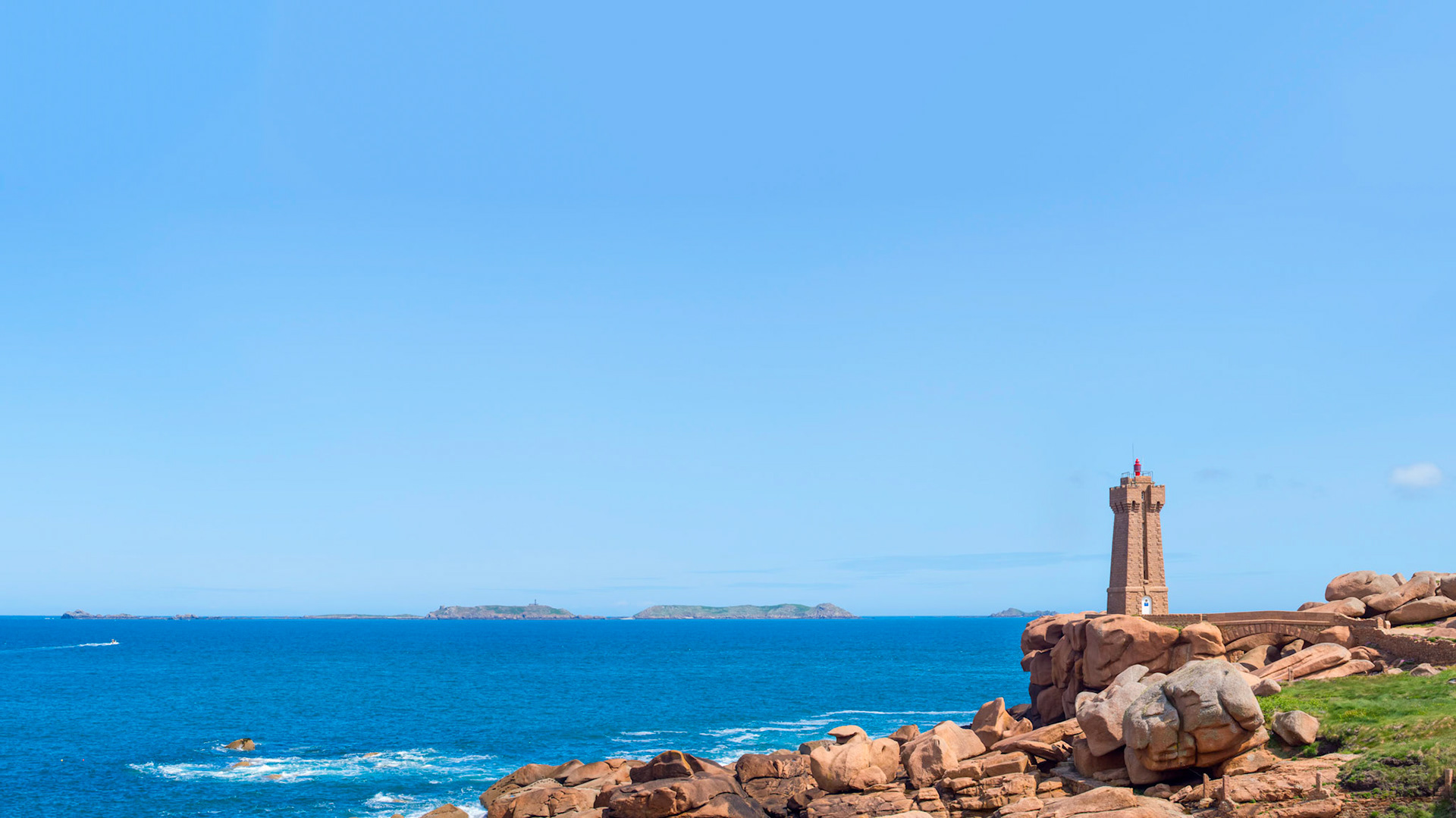 The Ploumanac'h lighthouse, aka Mean Ruz, with in the background from left to right: Ile Plate, Ile Aux Moines, Ile Bono, and Ilde de Malban. One of the momst beatiful places in Europe!