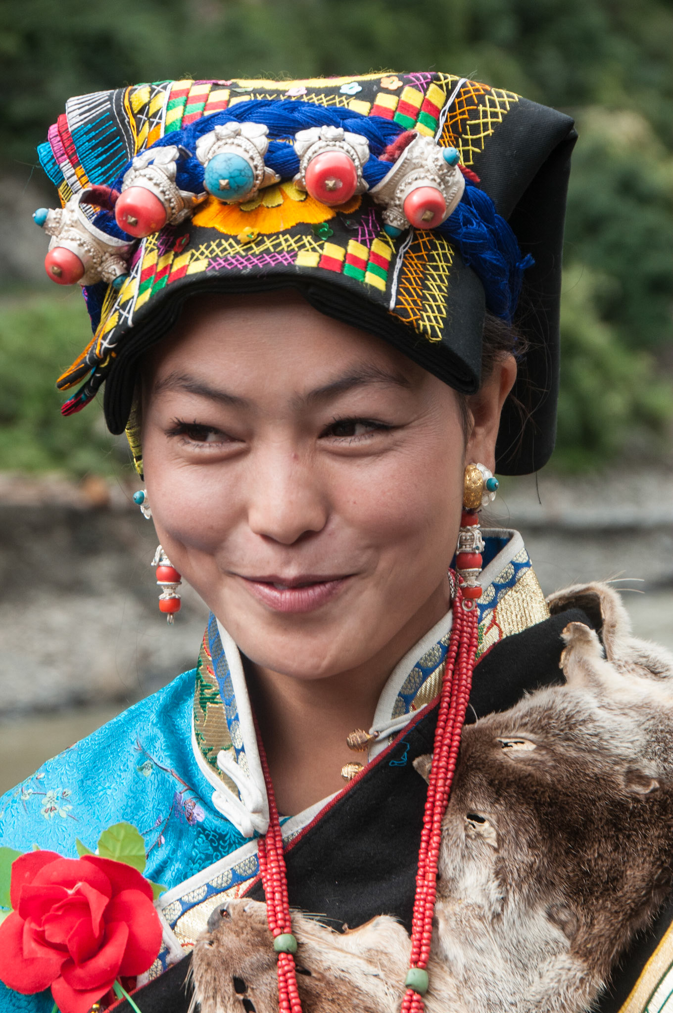 China, Eastern Tibet or Western Sichuan, also krown as Kham, a Tibetan bride dressed in her familiy's finest clothes and jewelery. This is "modern" jewelery, a lookalike to the more expesnive true jewels and metals.