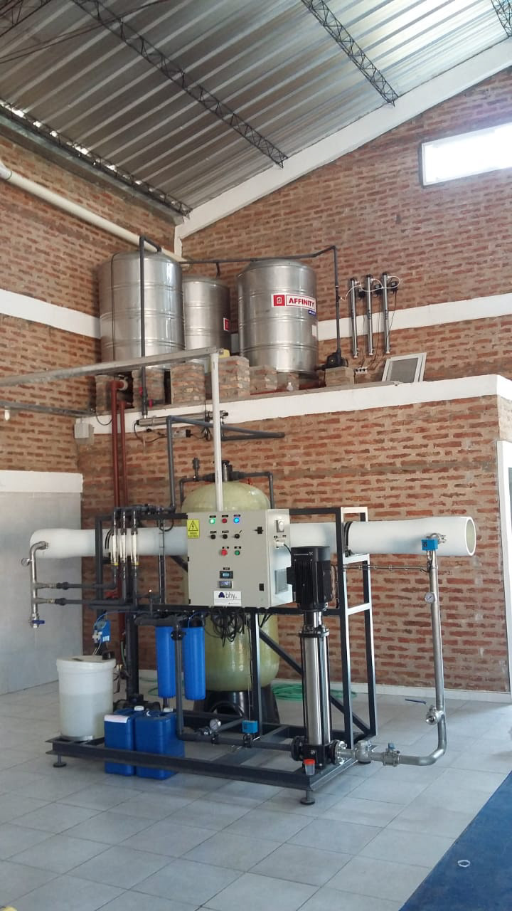 MÁQUINA DE FILTRADO Y TANQUES ESTERILIZADOS
