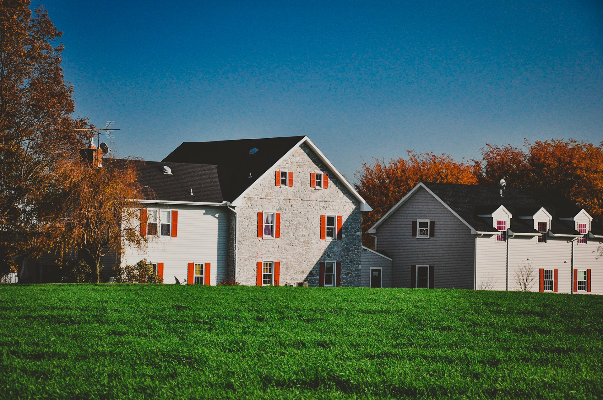 i forget the name of this house but the stone part is from 1700s 