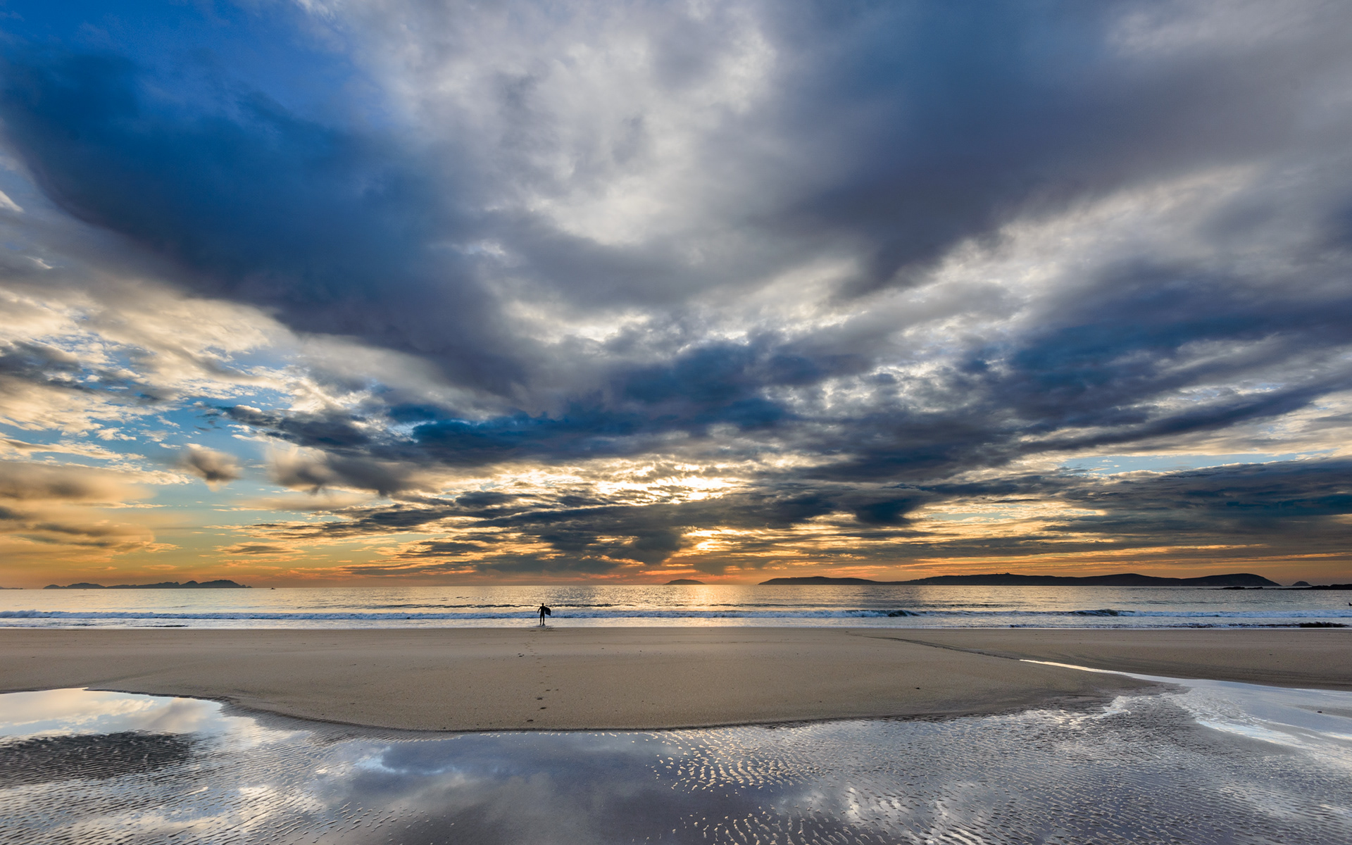 playa de Montalvo atardecer con surfista