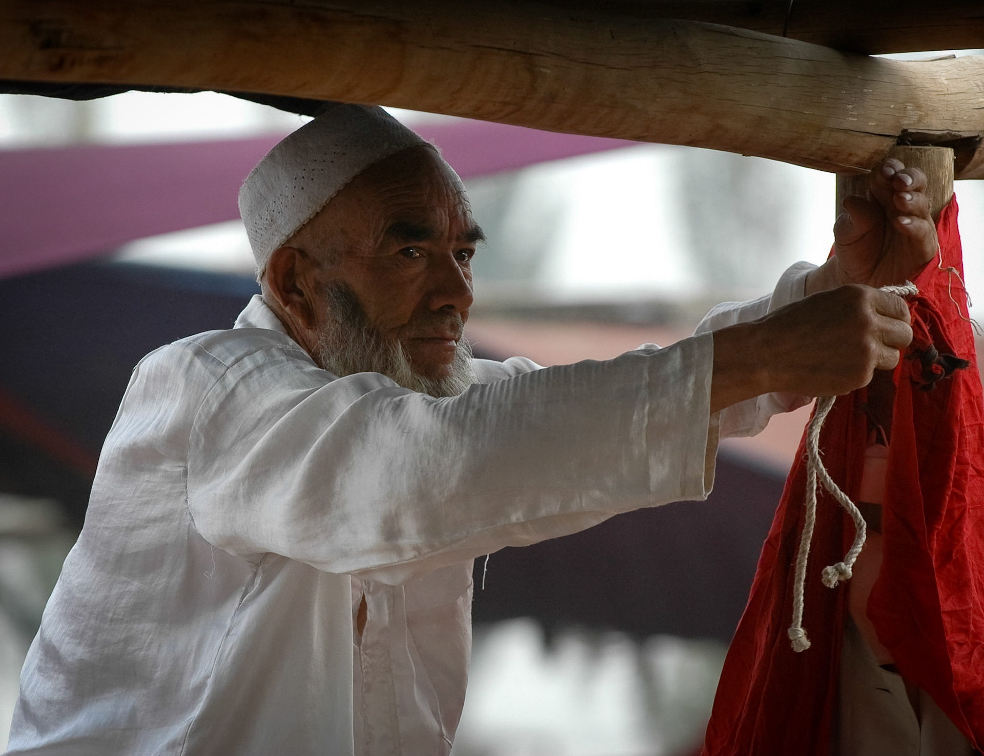 Stand keeper at Mal Bazaar (Kashgar, China)