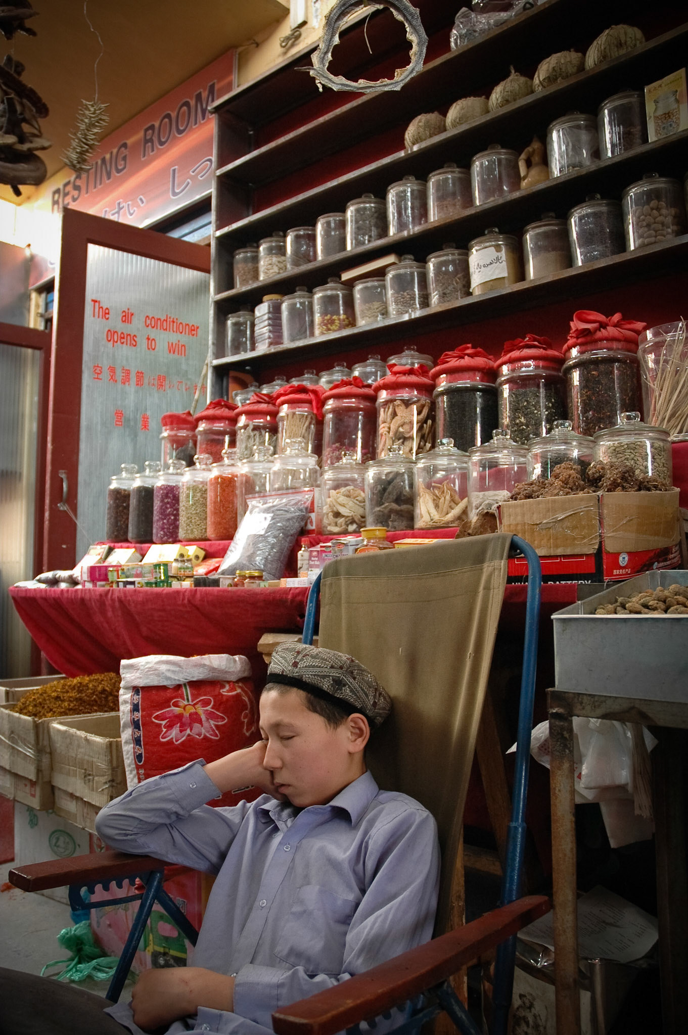 Stand keeper at Yam Bazaar (Kashgar, China)