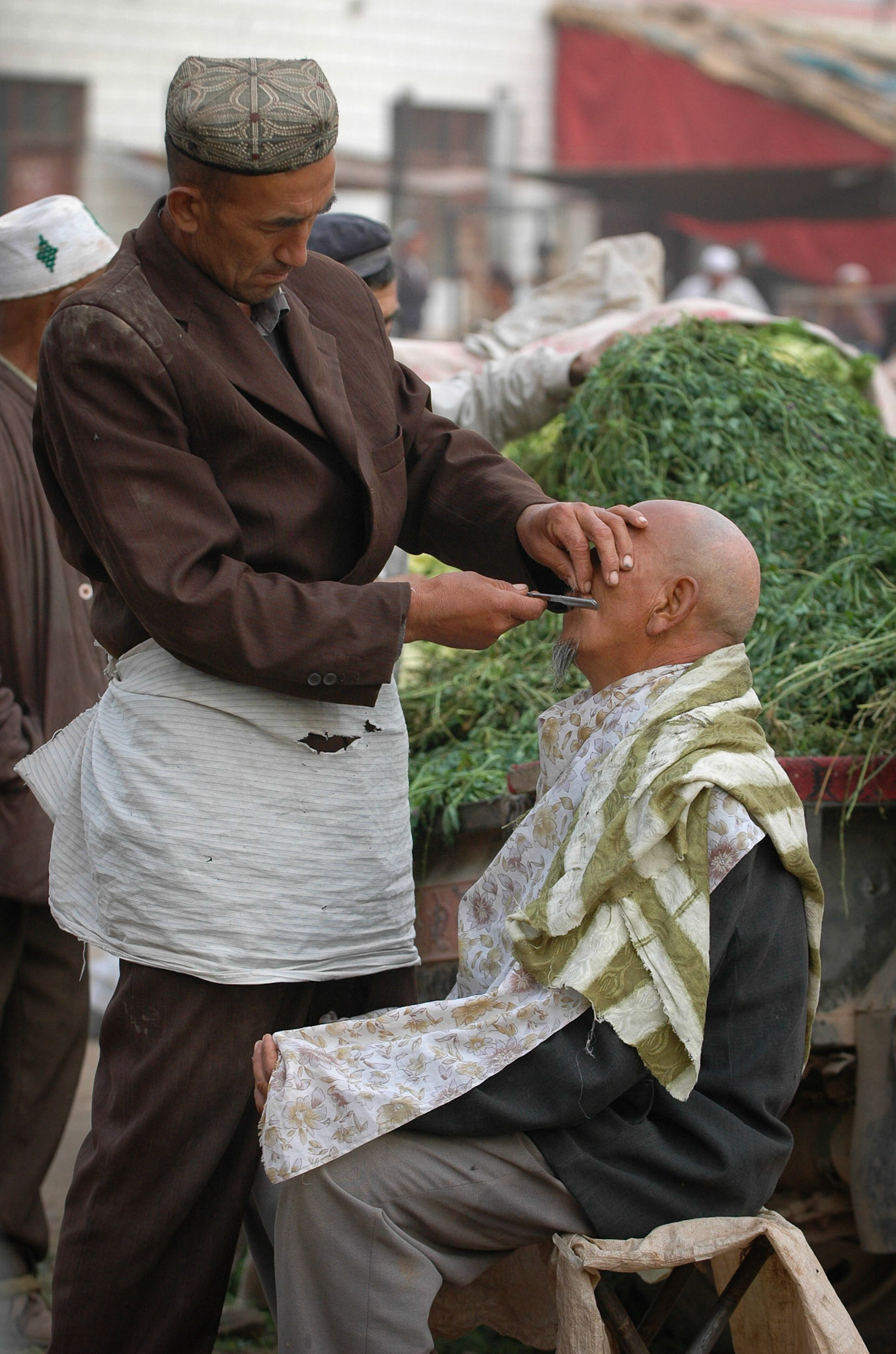 Street barber outside Mal Bazaar (Kashgar, China)