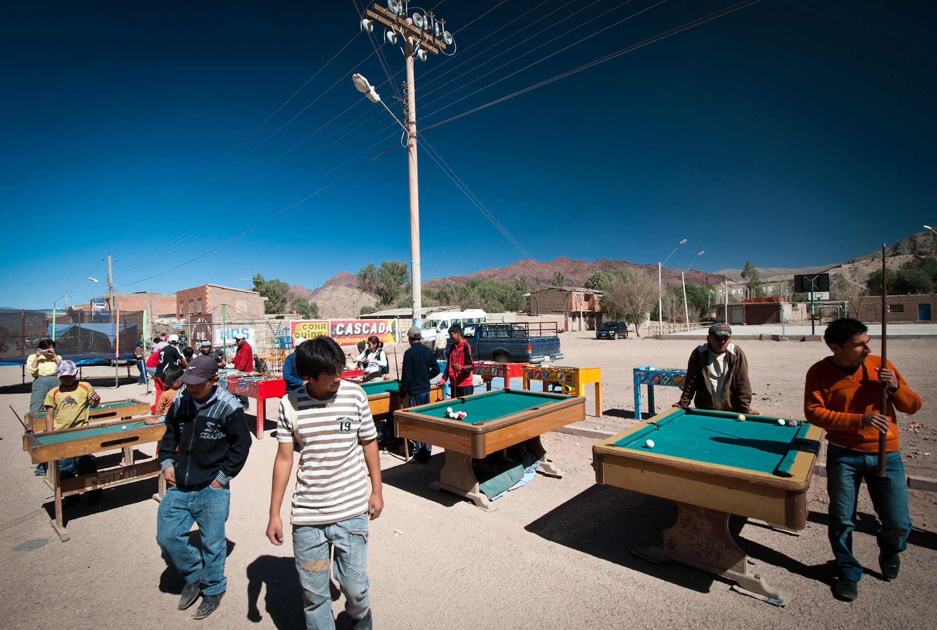 Youngsters playing at public billiards (Tupiza, Bolivia)