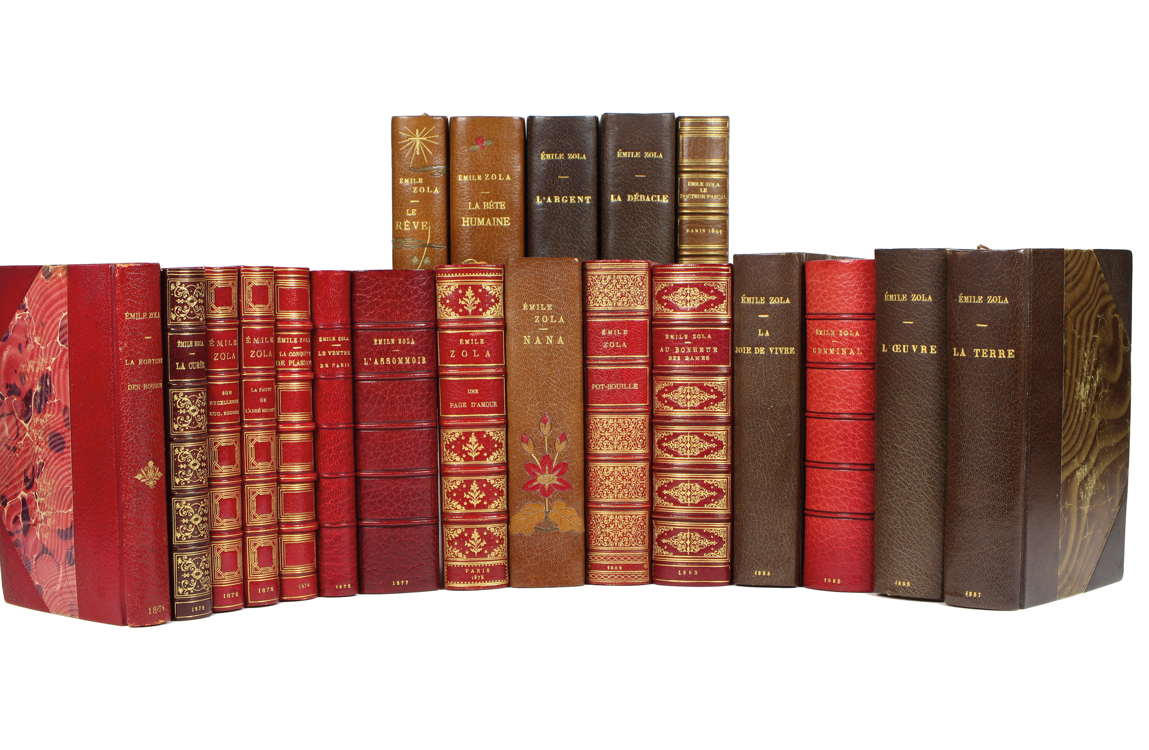 Emile Zola - Les Rougon-Macquart. Histoire naturelle et sociale d'une famille sous le Second Empire. Paris, Lacroix et Charpentier, 1871-1893. 20 volumes, reliés. Série complète des Rougon-Macquart. Tous les volumes sont en éditions originales et en tirage de luxe sur hollande - à partir du septième volume donc, puisque les six premiers n'ont pas de grand papier. Inspiré de la Comédie humaine de Balzac, l'ouvrage a notamment pour but d'étudier l'influence du milieu sur l'homme et les tares héréditaires d'une famille, originaire de Plassans, sur cinq générations depuis l'ancêtre Adélaïde Fouque (née en 1768) jusqu'à un enfant à naître, fruit de la liaison incestueuse entre Pascal Rougon et sa nièce Clotilde (1874). Il veut aussi dépeindre la société du Second Empire de la façon la plus exhaustive possible, en n'oubliant aucune des composantes de cette société et en faisant une large place aux grandes transformations qui se produisent à cette époque (urbanisme parisien, grands magasins, développement du chemin de fer, apparition du syndicalisme moderne, etc.). Cet ensemble de romans marque le triomphe du mouvement littéraire appelé naturalisme, dont Zola est avec Edmond et Jules de Goncourt, puis Guy de Maupassant, le principal représentant. Les six premiers volumes sont les seuls à porter, au titre, une tomaison qui sera abandonnée à partir de l'Assommoir, qui est aussi le volume où apparaissent les grands papiers. D'abord des Hollande, en nombre croissant, augmentés de tirage sur Chine (à partir de Nana) ou Japon (à partir de Au bonheur des dames), sans règle systématique. Quelques volumes (au moins deux, L'Argent et Le Docteur Pascal), auront droit à des exemplaires sur vélin.