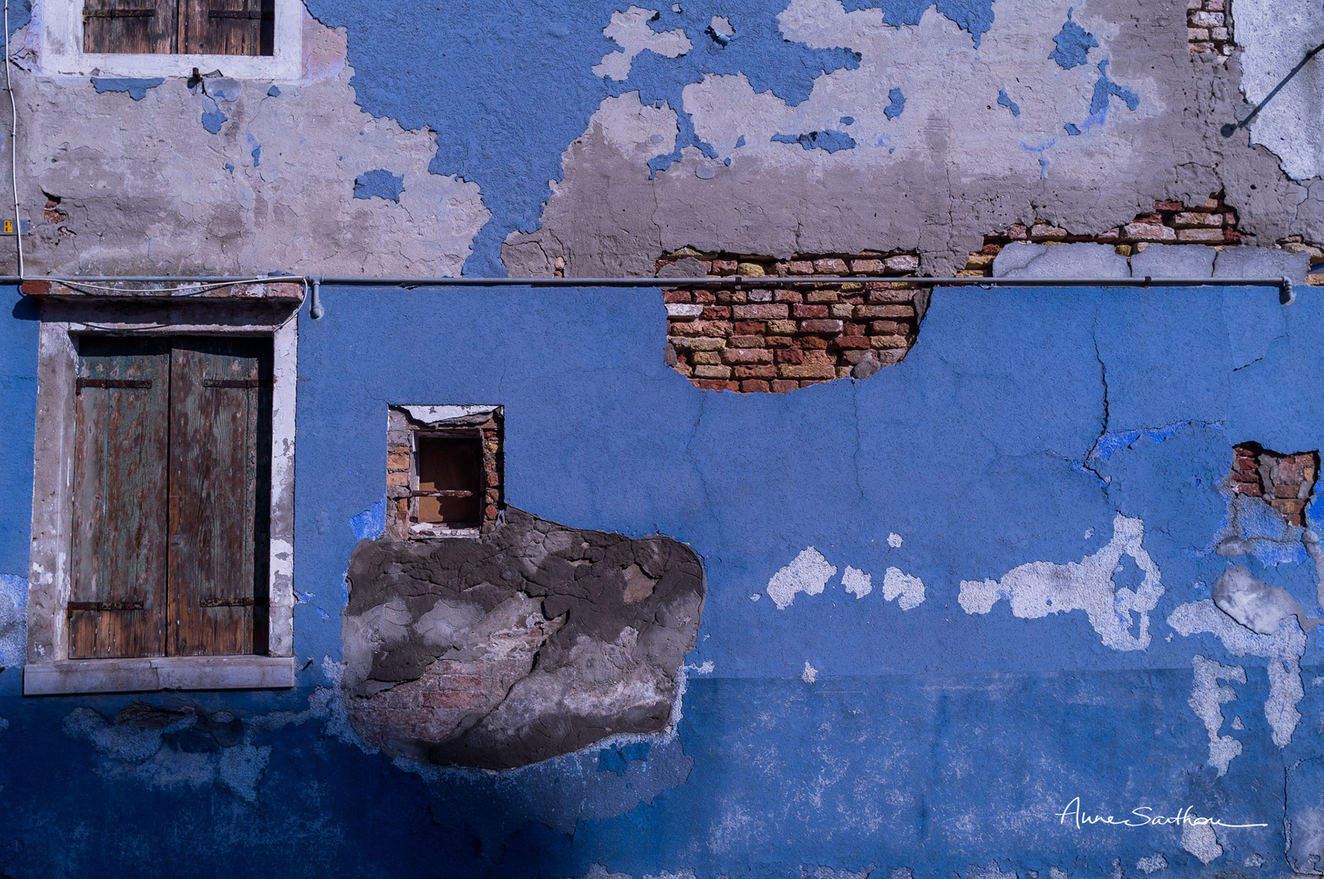 Le mur cyan
