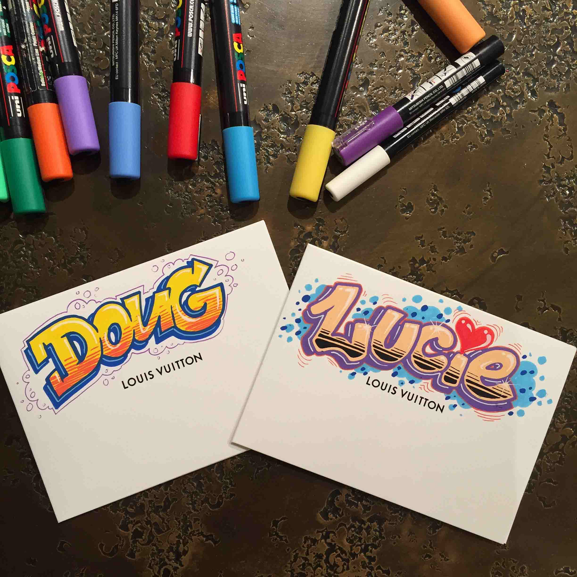 Graffitis sur enveloppes à la boutique Louis Vuitton des Champs-Elysées Paris