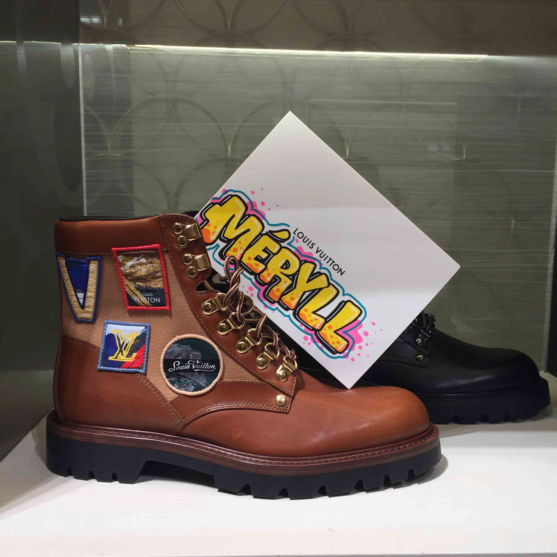 Graffitis sur enveloppes à la boutique Louis Vuitton des Champs-Elysées Paris