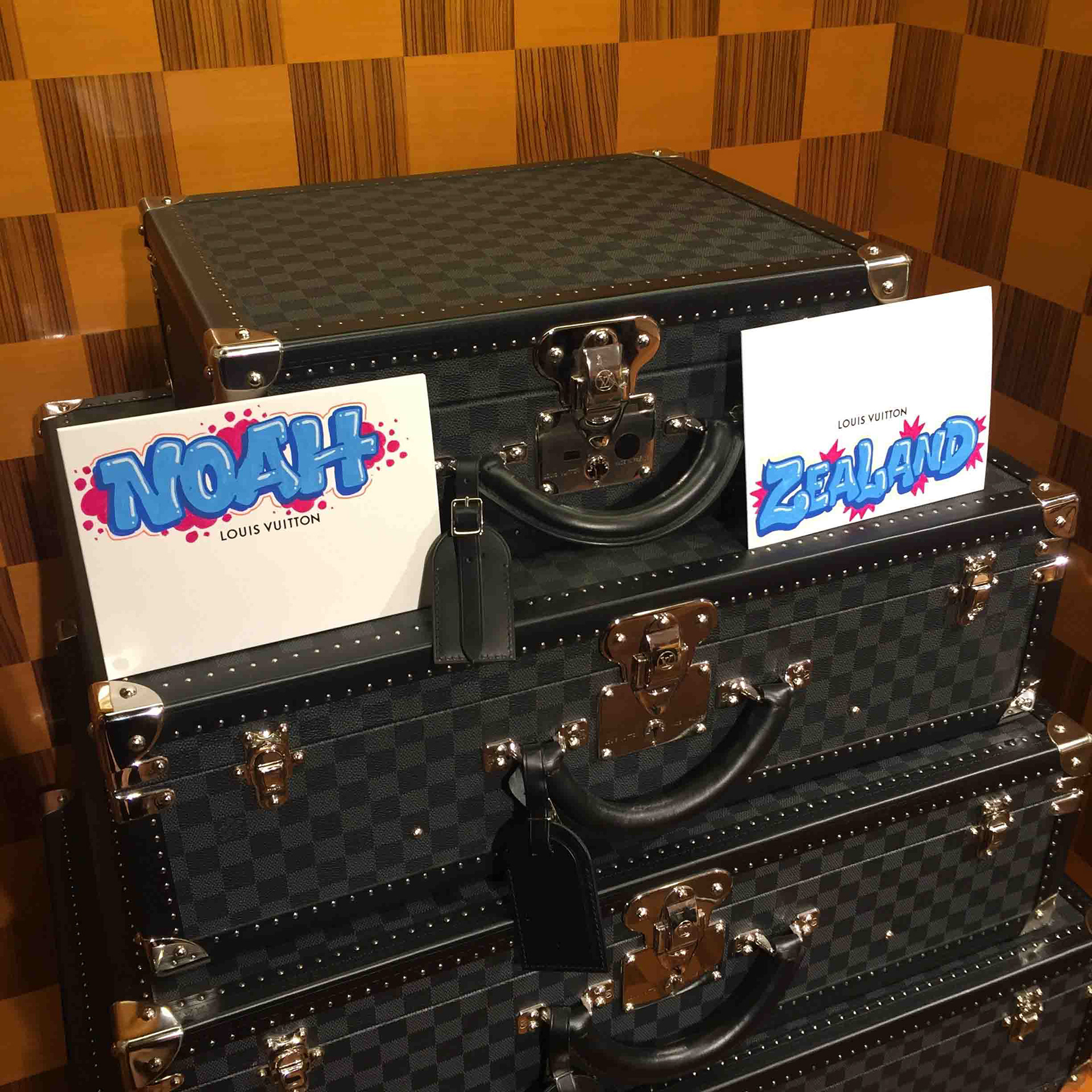 Graffitis sur enveloppes à la boutique Louis Vuitton des Champs-Elysées Paris